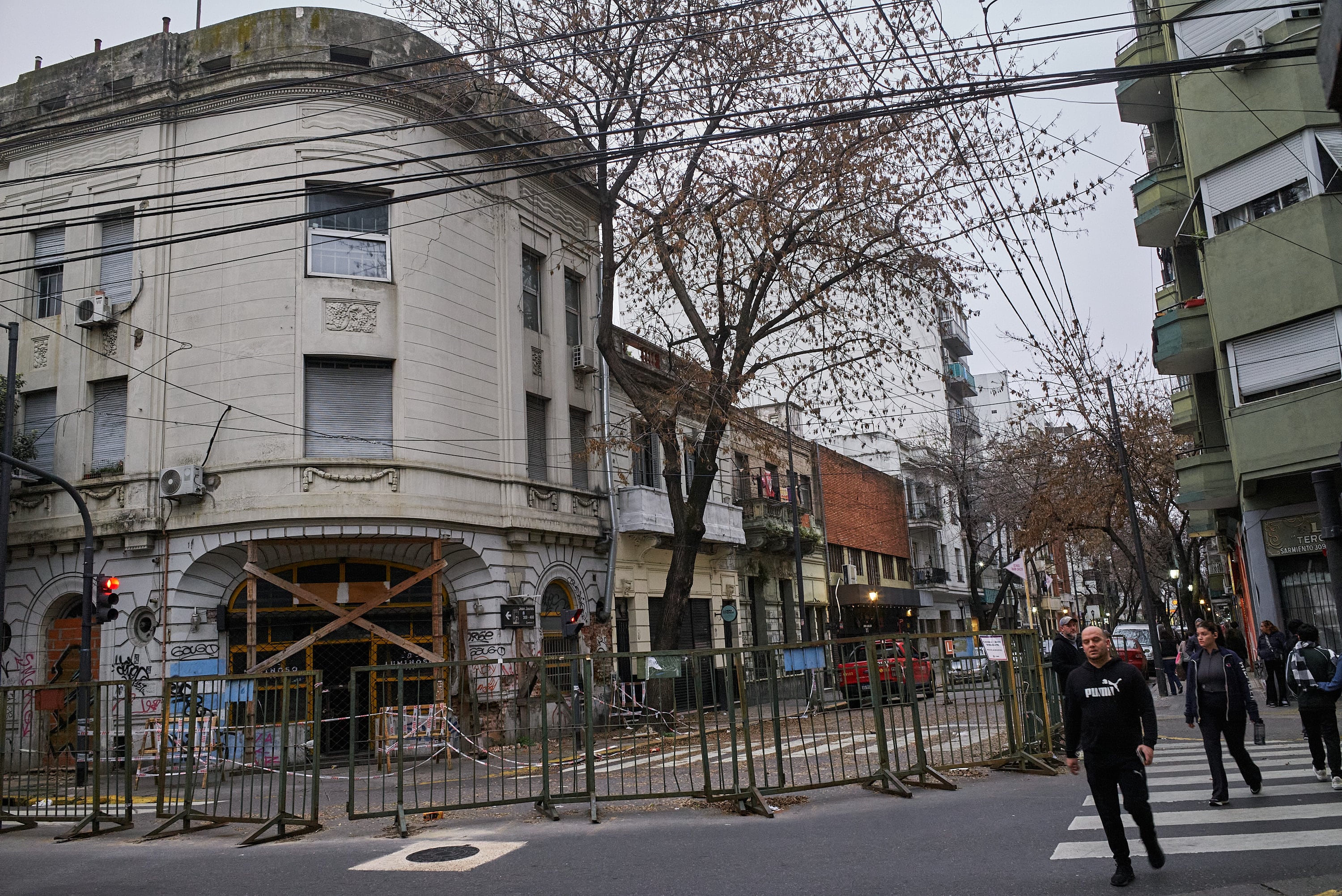 El edificio que tiene en vilo a una esquina porteña: grietas, vallados y una incógnita