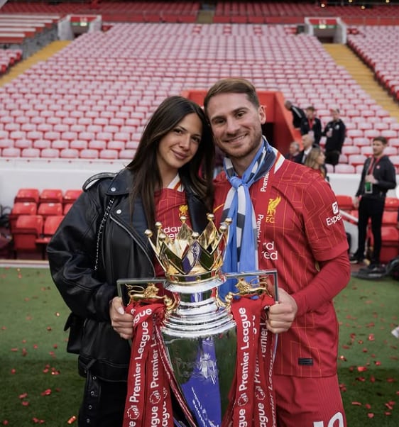 Ailén acompaña a Alexis como futbolista del Liverpool (Foto: @ailencova)