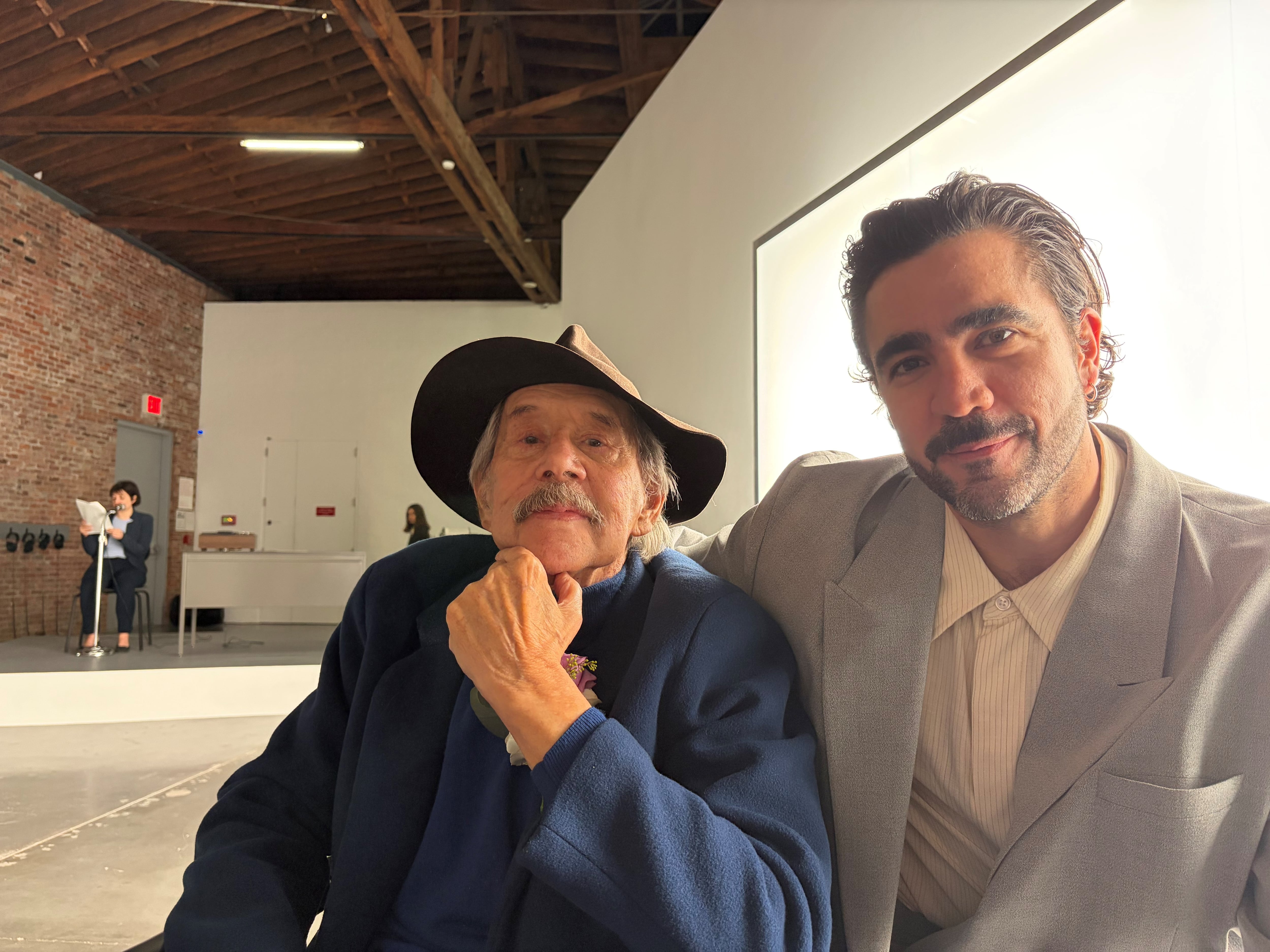 Lamelas con el curador Humberto Moro y las obras