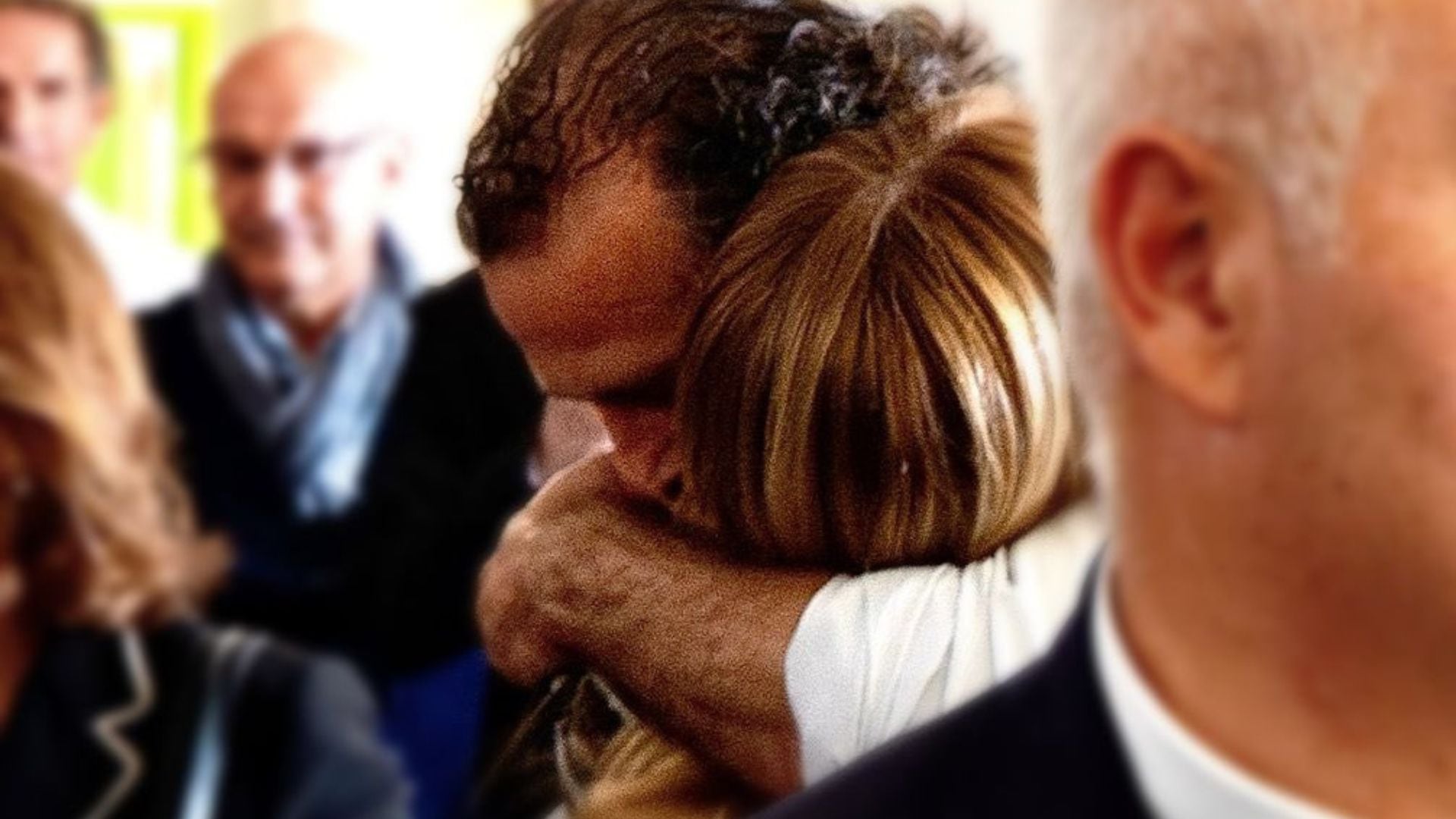 El abrazo de Meloni con el “héroe de Módena” que frenó al atacante que embistió a peatones con un auto