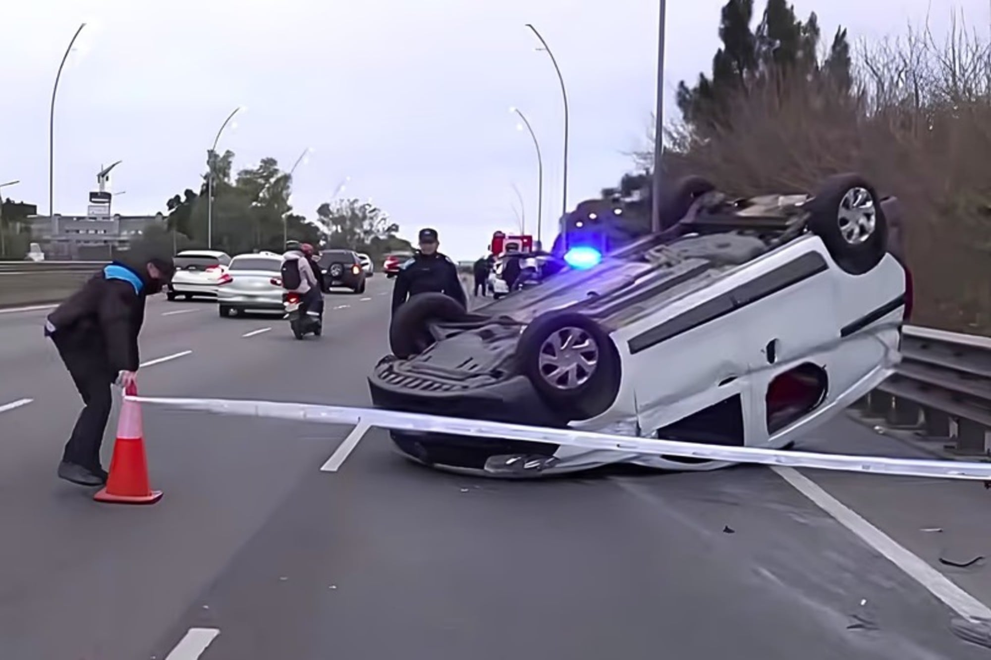 Venía de peritar un siniestro vial, lo chocaron de atrás y terminó volcado en la General Paz