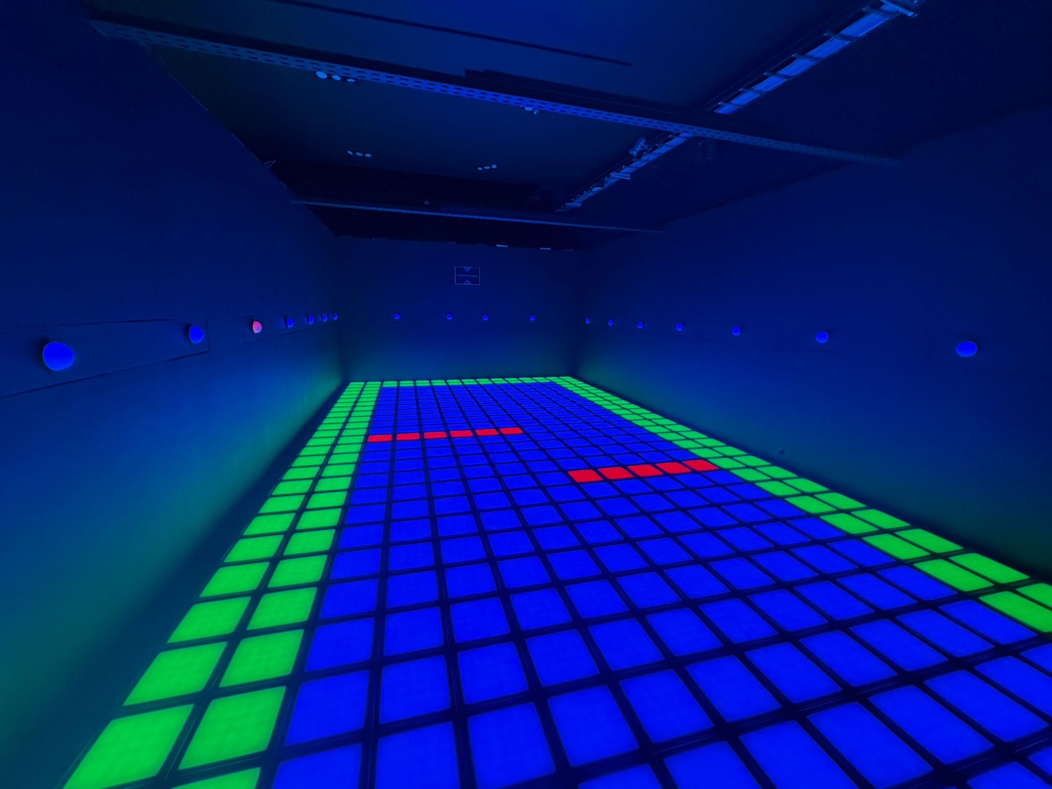 En Más lava, más piso el objetivo es tocar las baldosas azules y evitar las rojas, que descuentan vidas