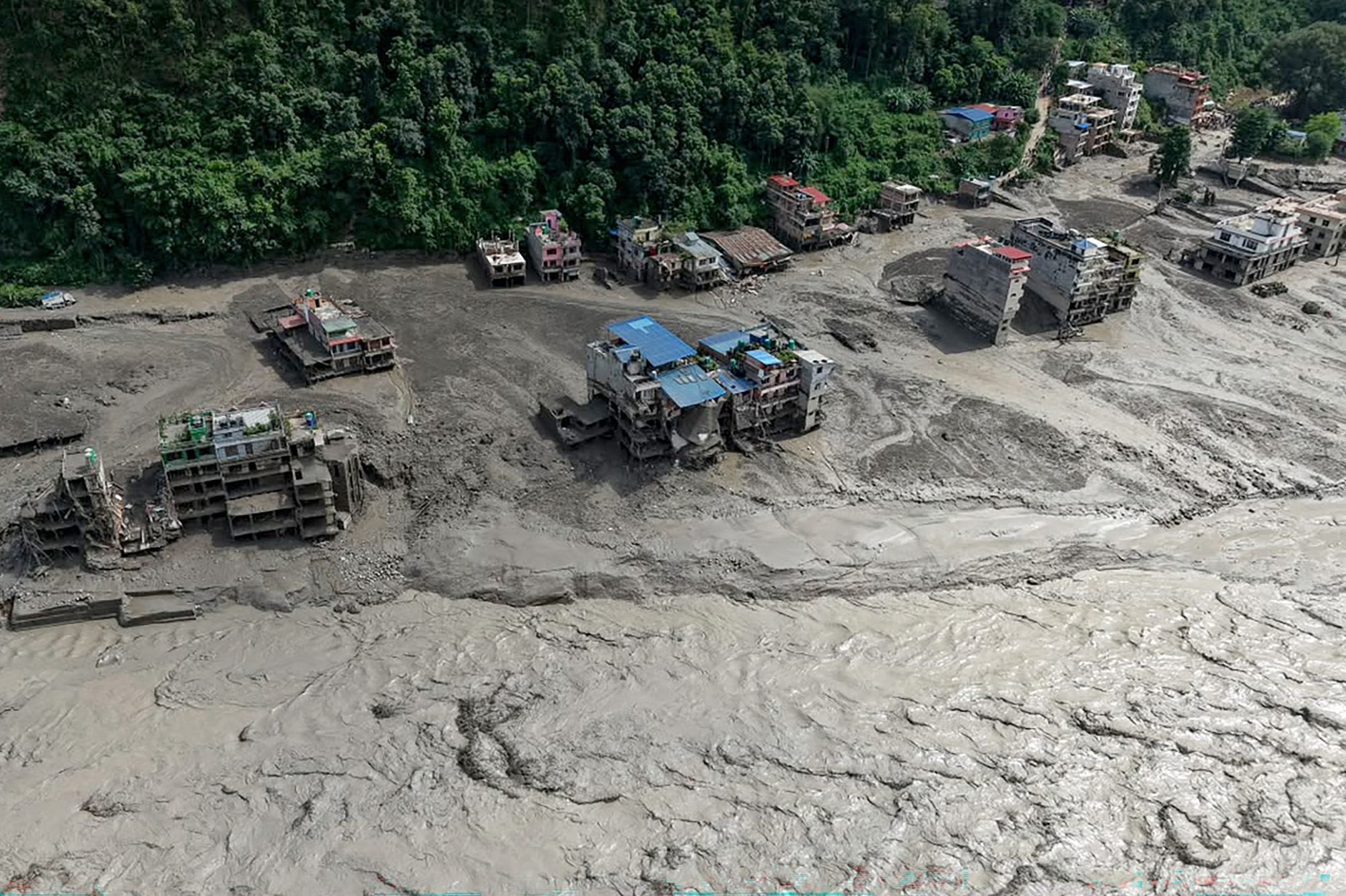 Suben a 270 los muertos en Nepal por los aludes que arrasaron pueblos