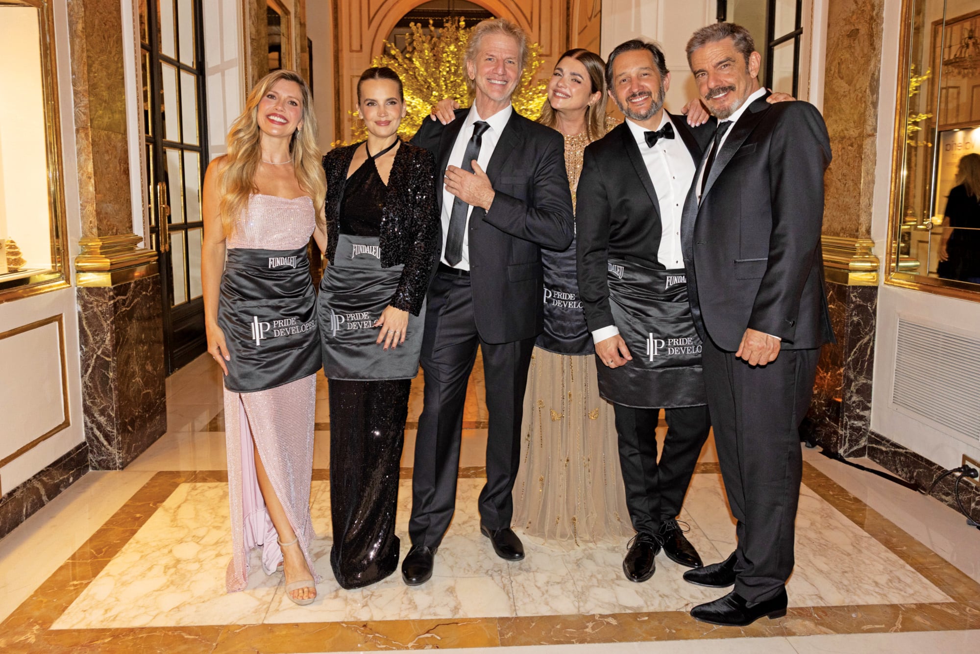 Laurita Fernández, Sabrina Garciarena, Facundo Arana, Araceli González, Germán Paoloski y Fabián Mazzei armaron un divertido grupo para posar para ¡HOLA!
