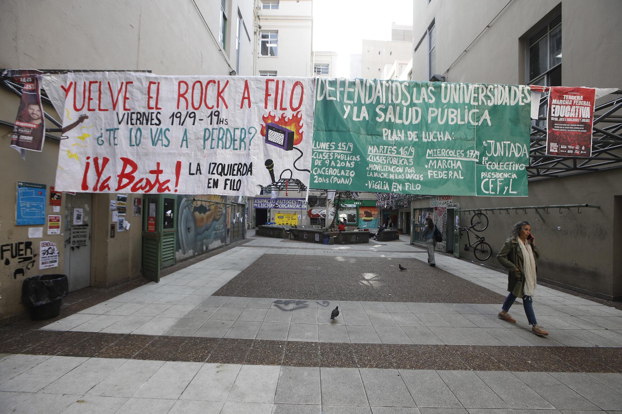 Banderas en el patio interno de la Facultad de Filosofía y Letras