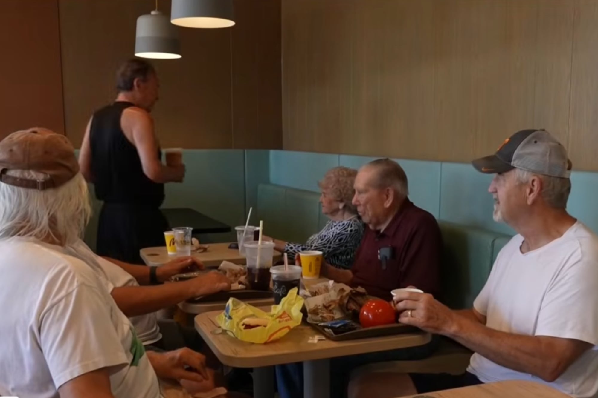 John y Jerry en pleno desayuno en McDonald's junto a su grupo de amigos, su habitual rutina de los viernes