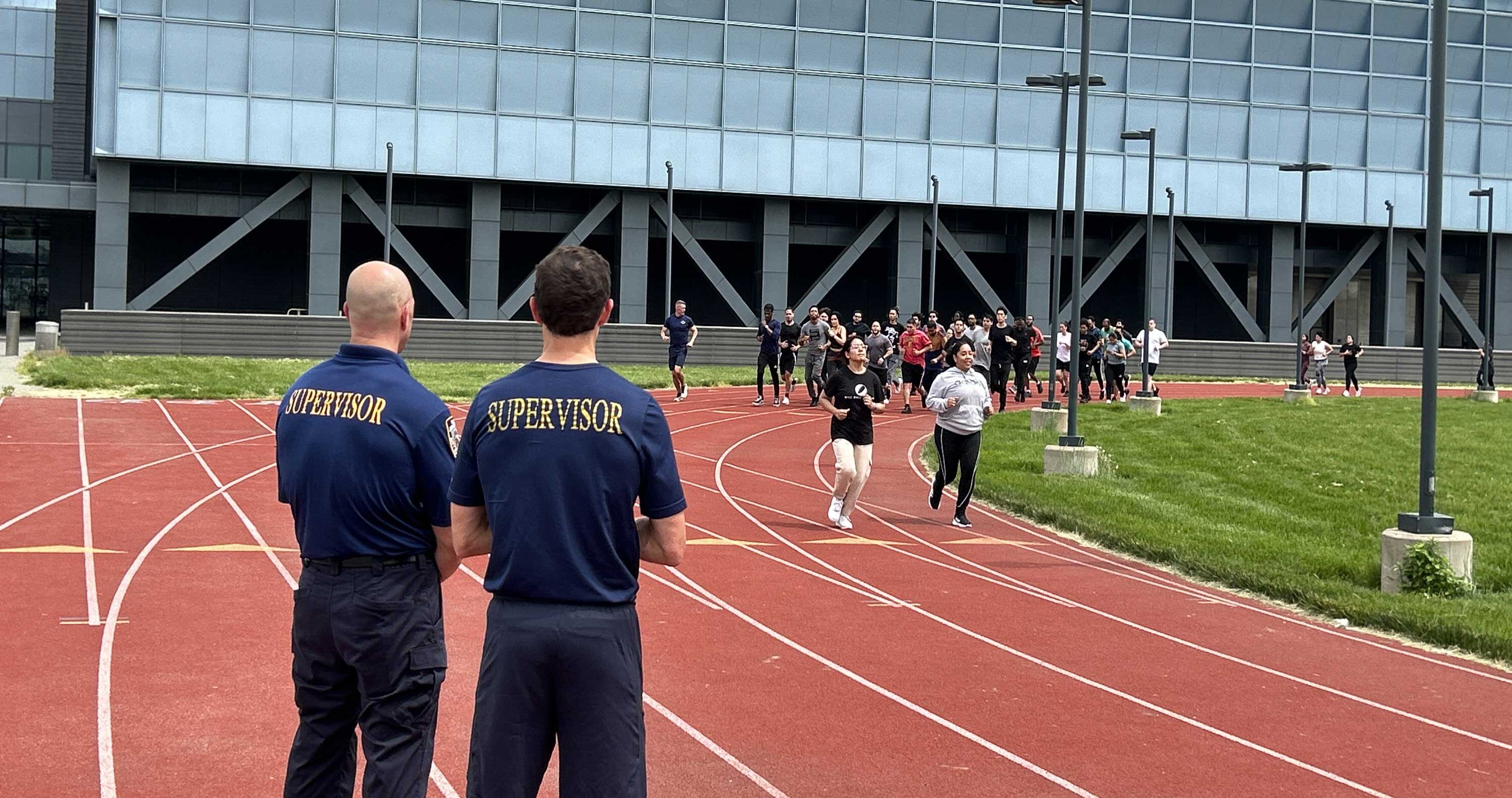 Prueba física reinstaurada: correr 2.4 km en menos de 14:21 minutos, clave para perseguir sospechosos o intervenir en emergencias