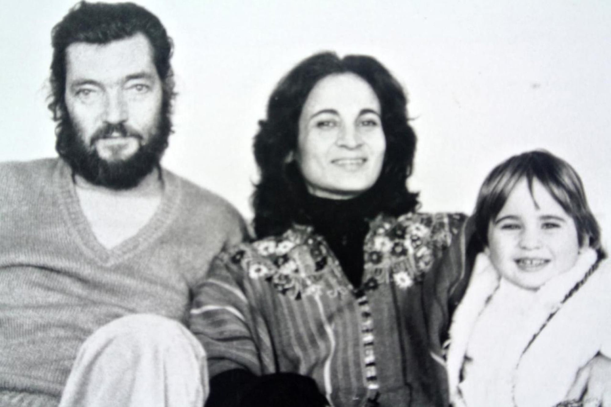 “Siempre pasaron muchos argentinos en nuestra casa de París, sobre todo exiliados del tiempo de la dictadura. Teníamos América Latina en casa”, cuenta ella. En esta imagen, quien posa junto con Laurence -de 4 años- y su madre, la antropóloga venezolana Elizabeth Burgos, es Julio Cortázar. Si bien el escritor argentino se estableció en la capital francesa en 1951 por una decisión voluntaria, a partir de los ‘70 se convirtió en exiliado político y cultural porque la dictadura argentina no solo prohibió sus libros; además, le impidió regresar al país. Esta foto, que es de 1980, fue tomada por la escritora y fotógrafa canadiense Carol Dunlop, mujer de Cortázar