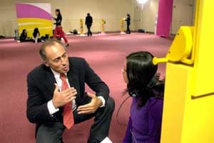 Gustavo Yankelevich dialoga con una de las aspirantes a participar en