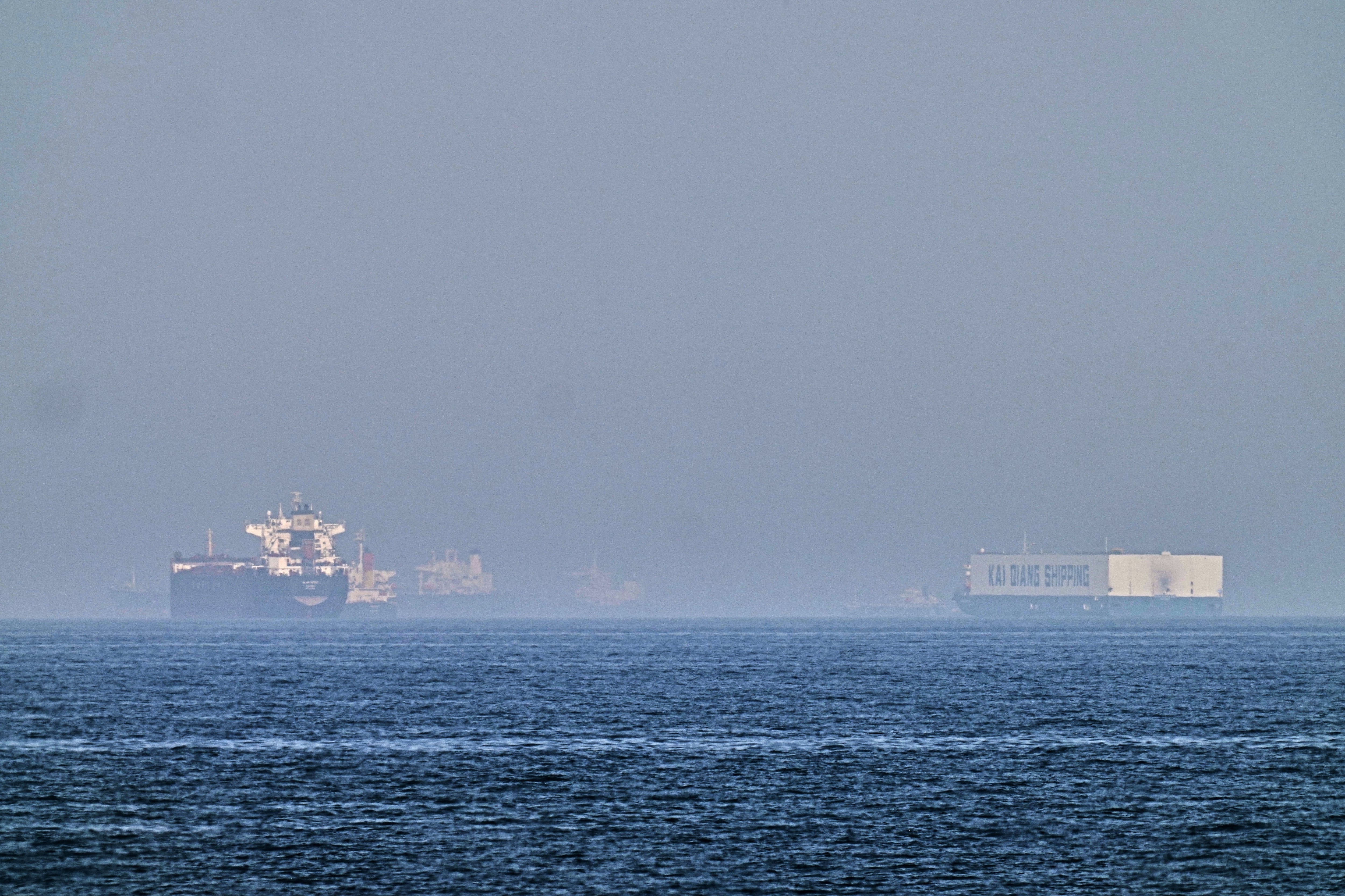 Un petrolero (izquierda) y un barco con autos, fondeados en el golfo de Omán, cerca del estrecho de Ormuz, vistos desde las costas de Khor Fakkan, Emiratos Árabes Unidos, el 1 de mayo de 2026. (AP Foto/Fatima Shbair)