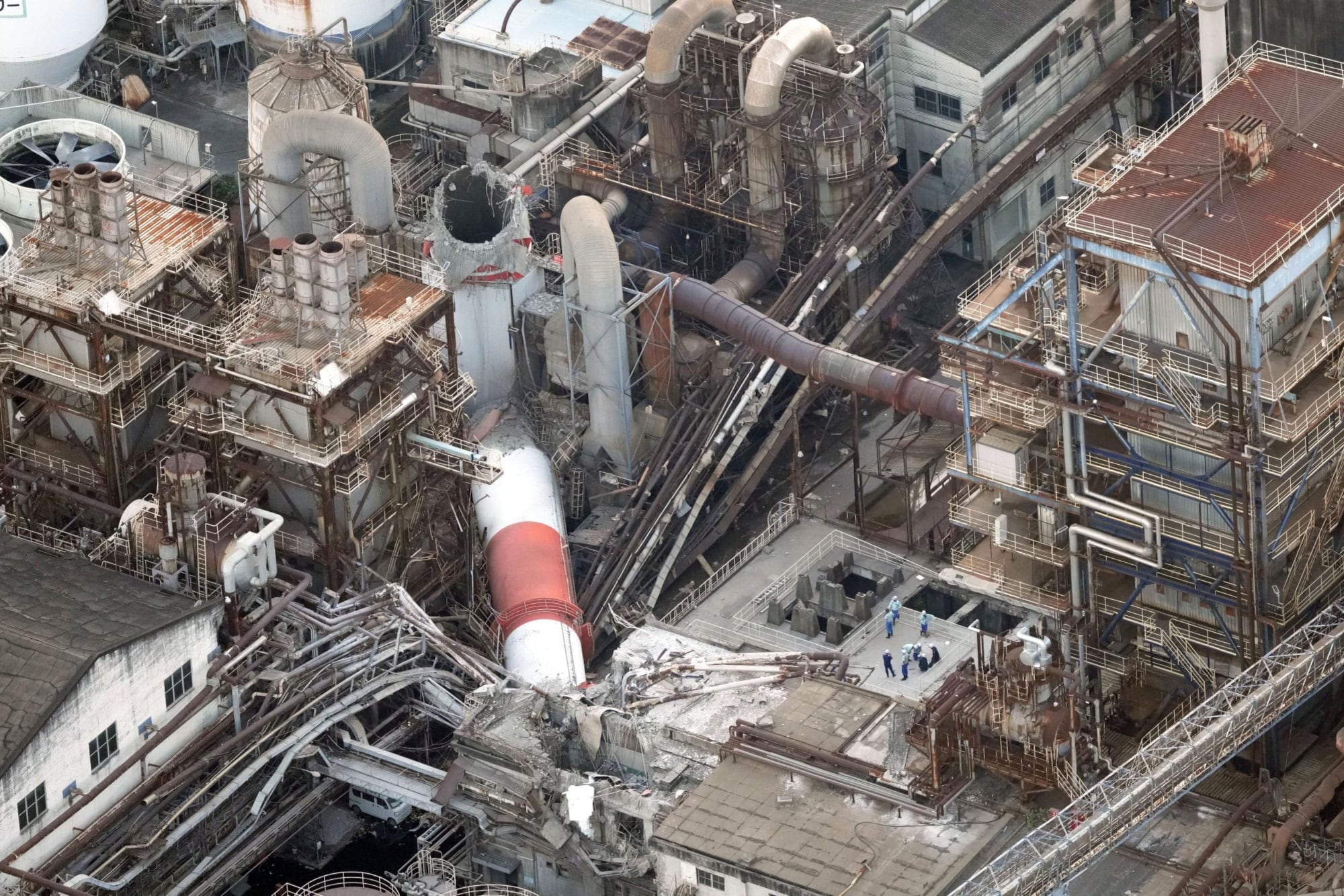 Terremoto en Japón: al menos 50 heridos, edificios derrumbados y miles de hogares sin luz 5 Parte de una fábrica de papel colapsó durante el terremoto