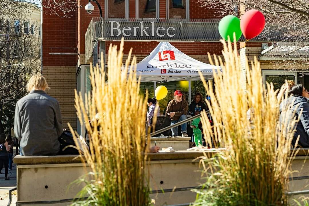 Emily se graduó de Berklee en 2016 y se especializó en composición, arreglos, producción y filosofía