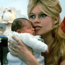 La frágil relación de Brigitte Bardot con su hijo Nicolas, 250 mil francos de multa, y verse una vez al año: “Soy bisabuela de tres niños”