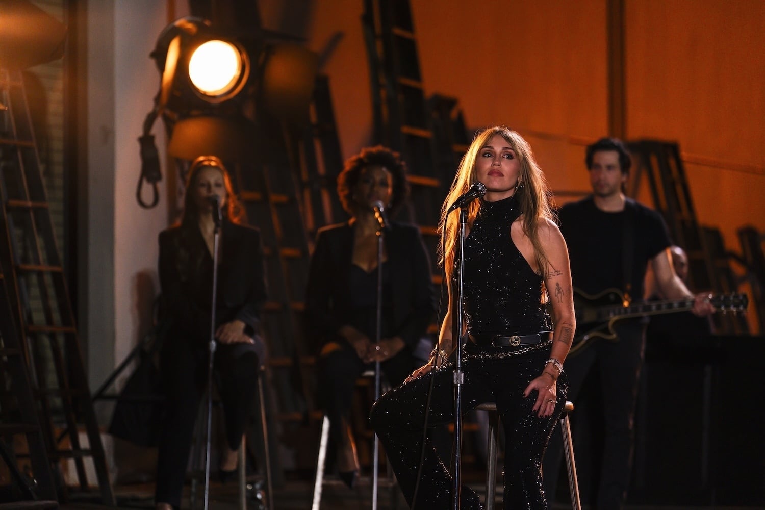 Para cerrar, Cyrus presentó su nueva canción