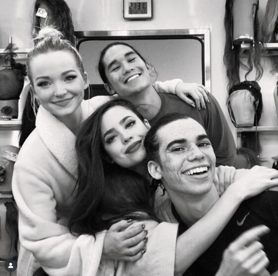 Sofía Carson junto a Cameron Boyce, Dove Cameron y Mitchell Hope en el detrás de cámaras de