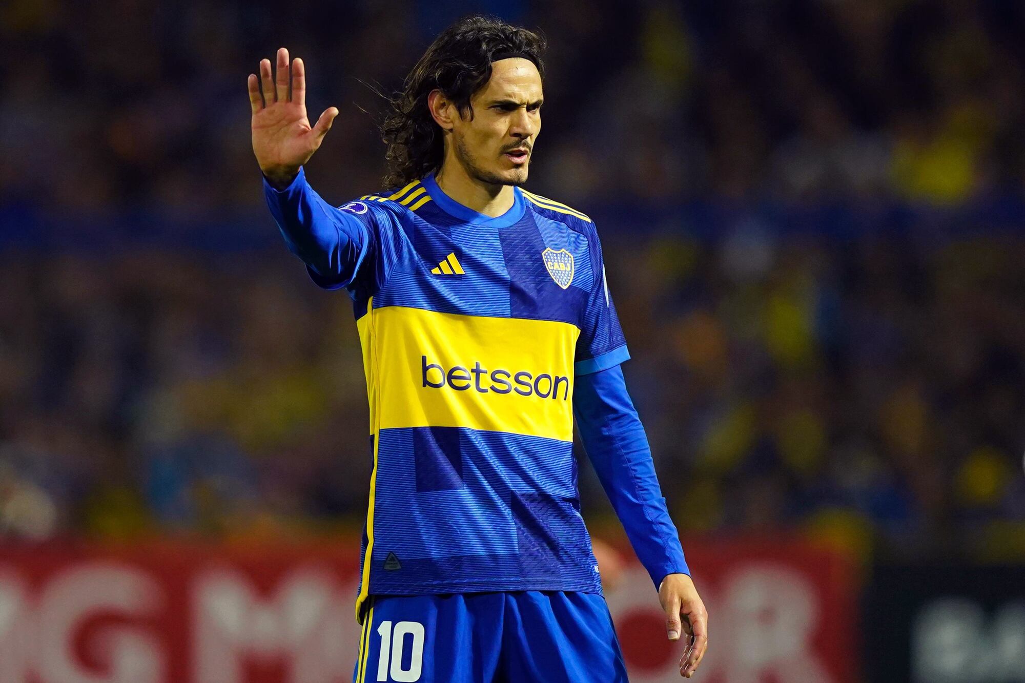 Edinson Cavani fue nuevamente el mejor jugador de Boca en el partido; el uruguayo anotó por decimocuarta vez en sus 32 compromisos en el equipo.