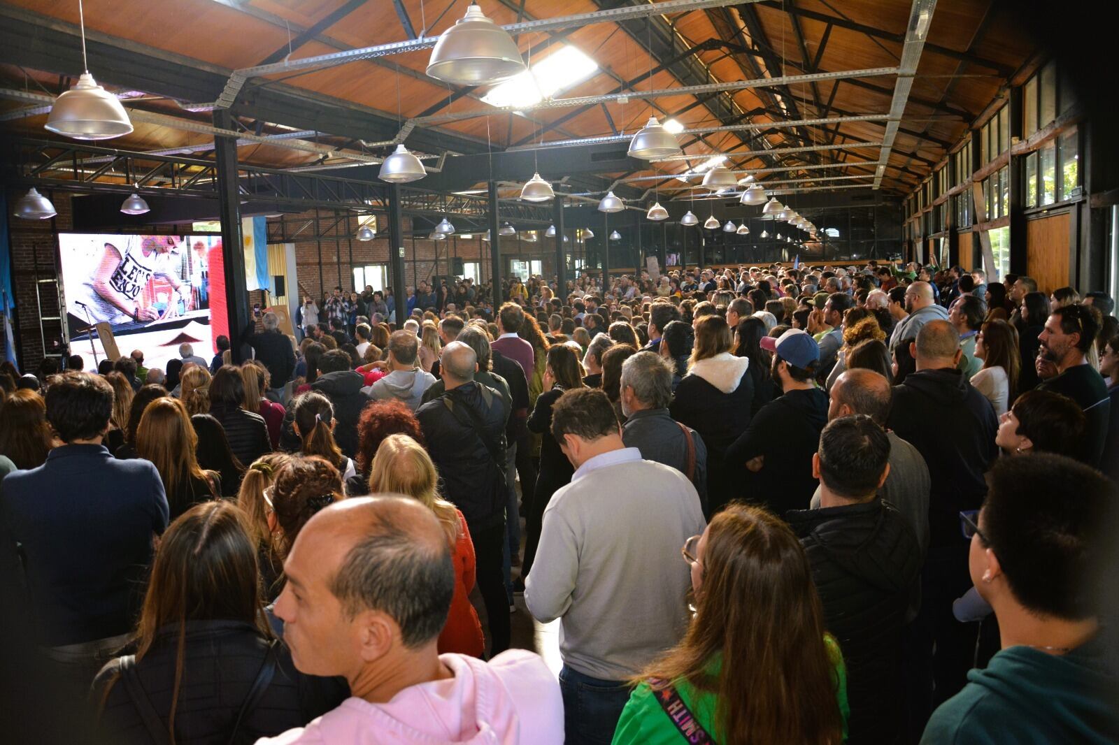 El rector de la Universidad Nacional del Noroeste de la Provincia de Buenos Aires (Unnoba), Guillermo Tamarit, encabezó un acto en el Salón de Usos Múltiples Mario Meoni