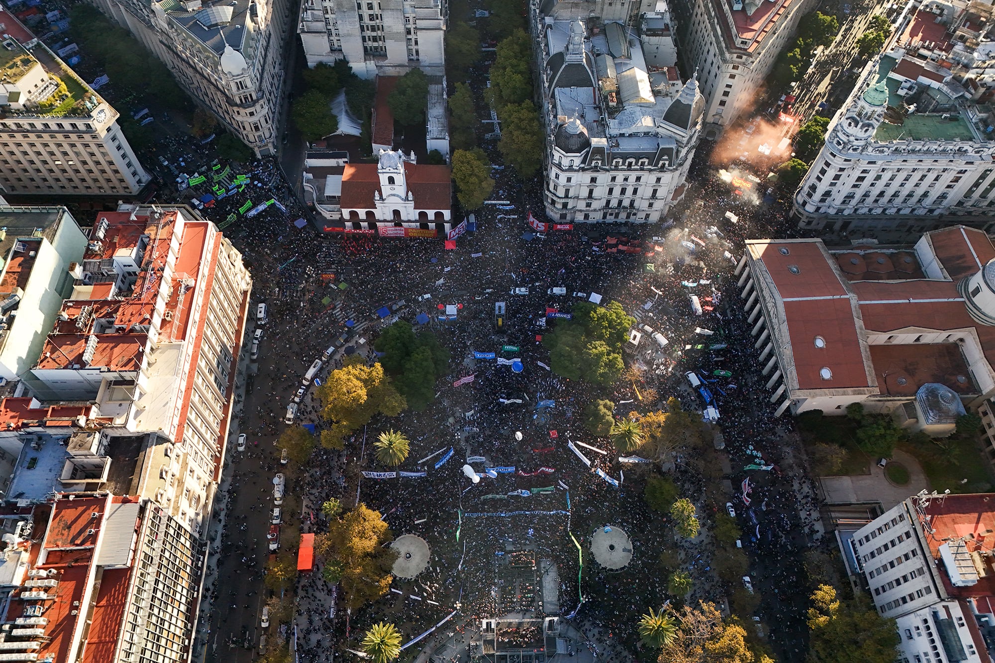 Cuarta marcha federal por la educación pública universitaria, que apunta a que la administración de Javier Milei cumpla la Ley de Financiamiento Universitario