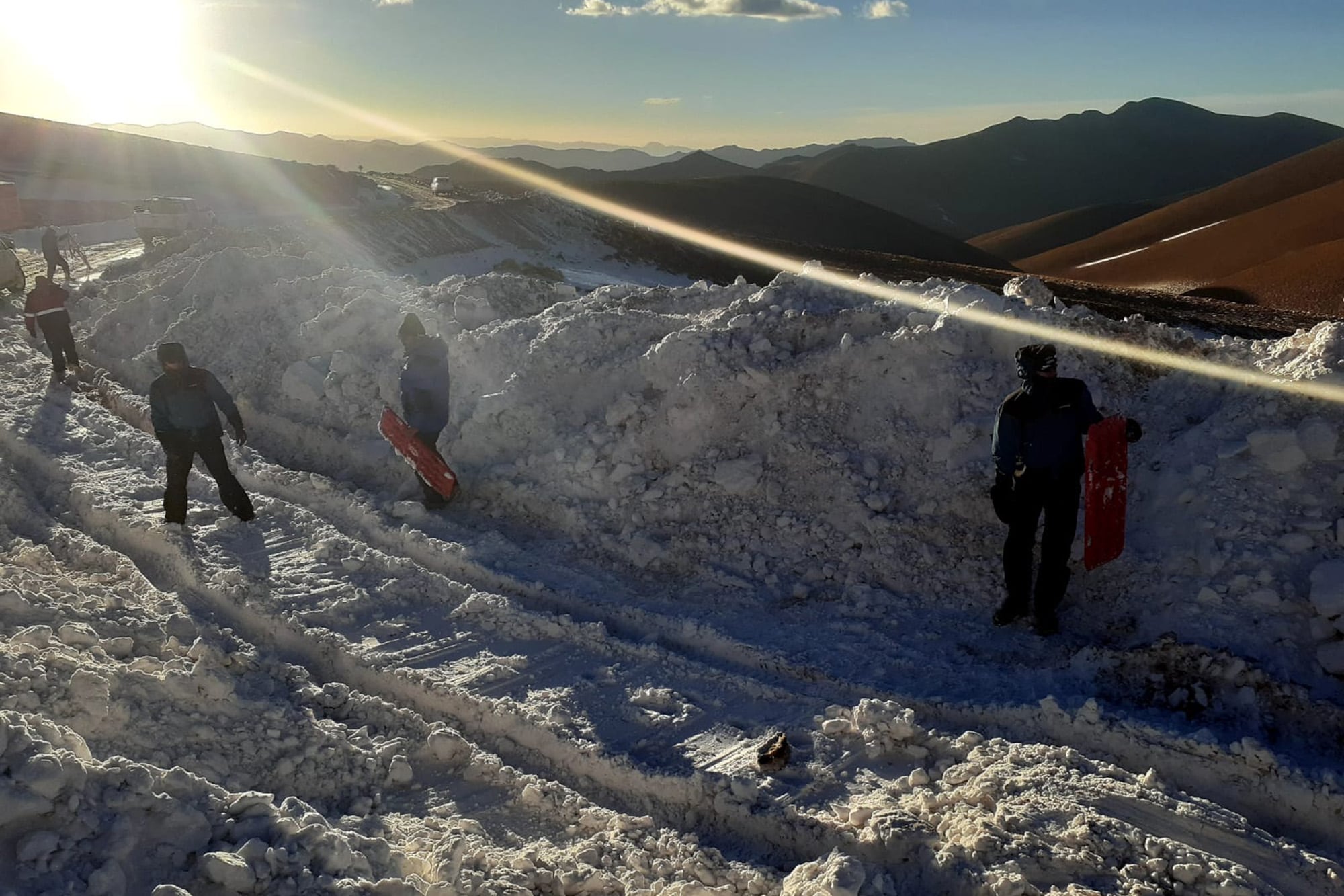 Las personas viajaban hacia el Balcón del Pissis y quedaron atrapados en un camino
