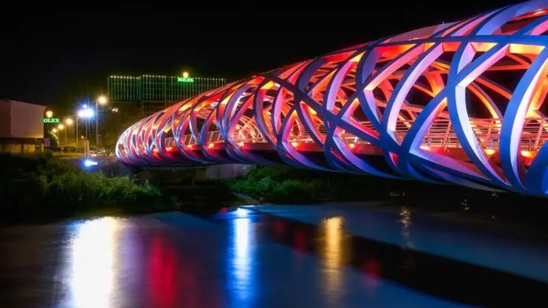 El puente Hans Wilsdorf, galardonado con varios premios de arquitectura, es la obra más evidente de la fundación en Ginebra