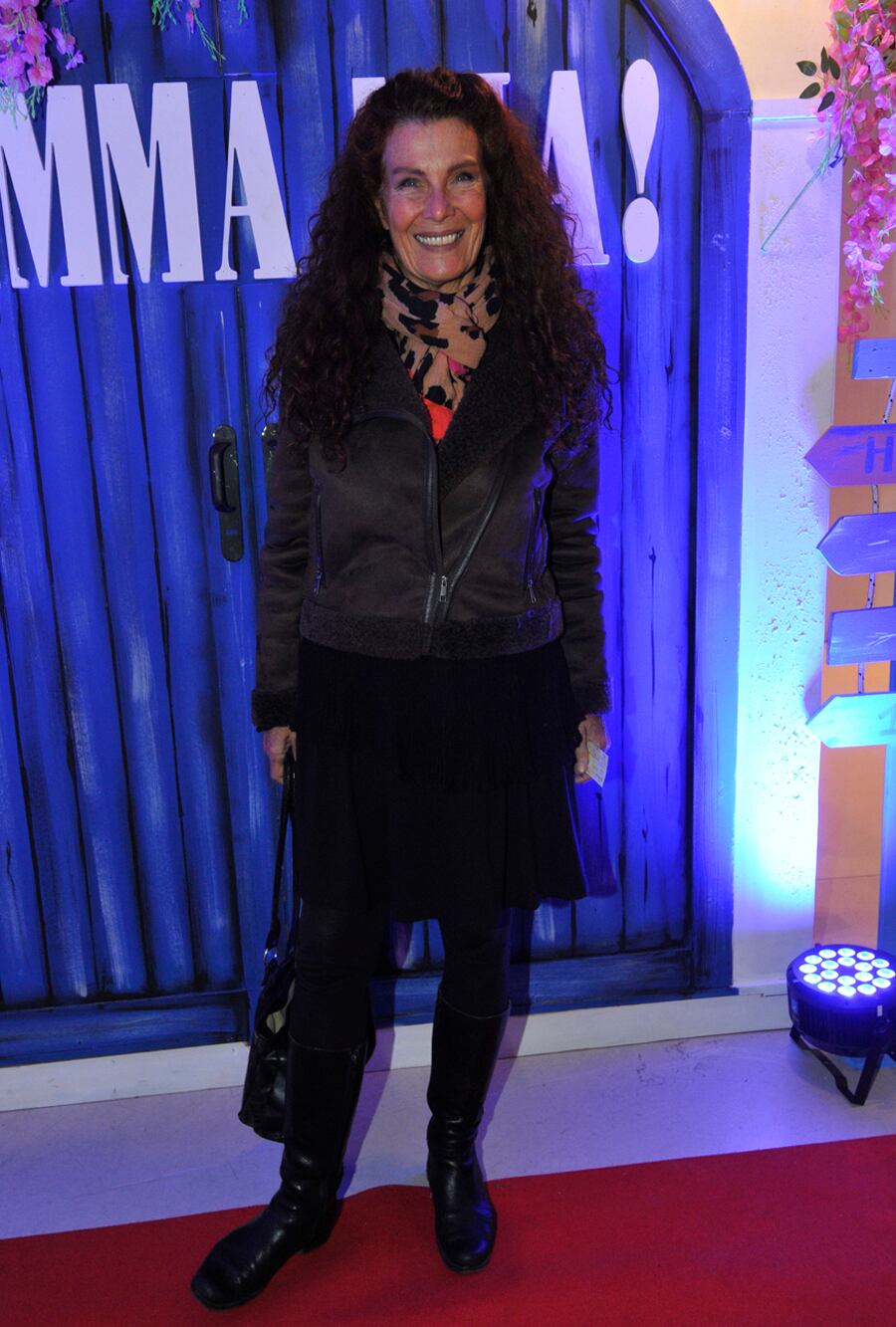 La actriz Katja Alemann, muy sonriente para las cámaras, asistió a la gran noche del musical