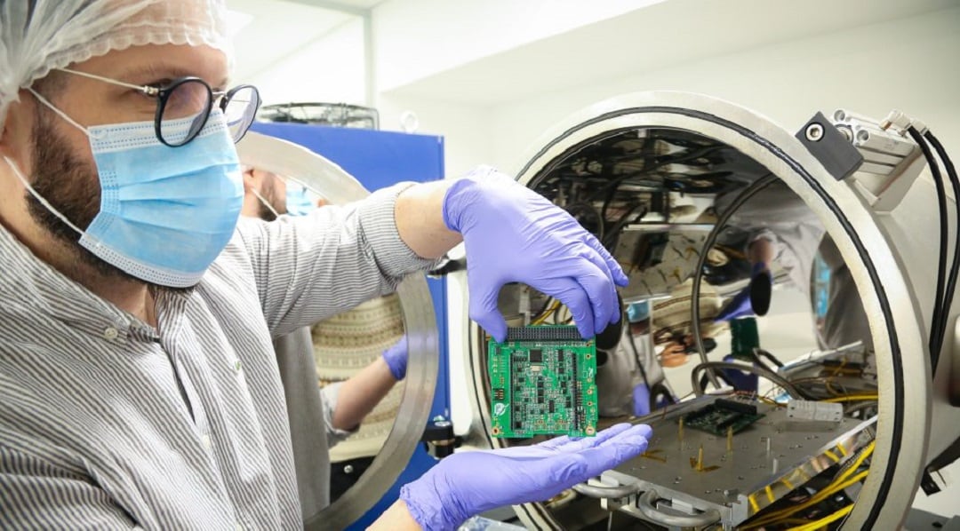 El Labosat, con sensores fotomultiplicadores de silicio, con la idea de probar su uso como tecnología de comunicación por luz visible, es una de las dos cargas útiles del satélite Atenea que será parte de la misión Artemis II de la NASA