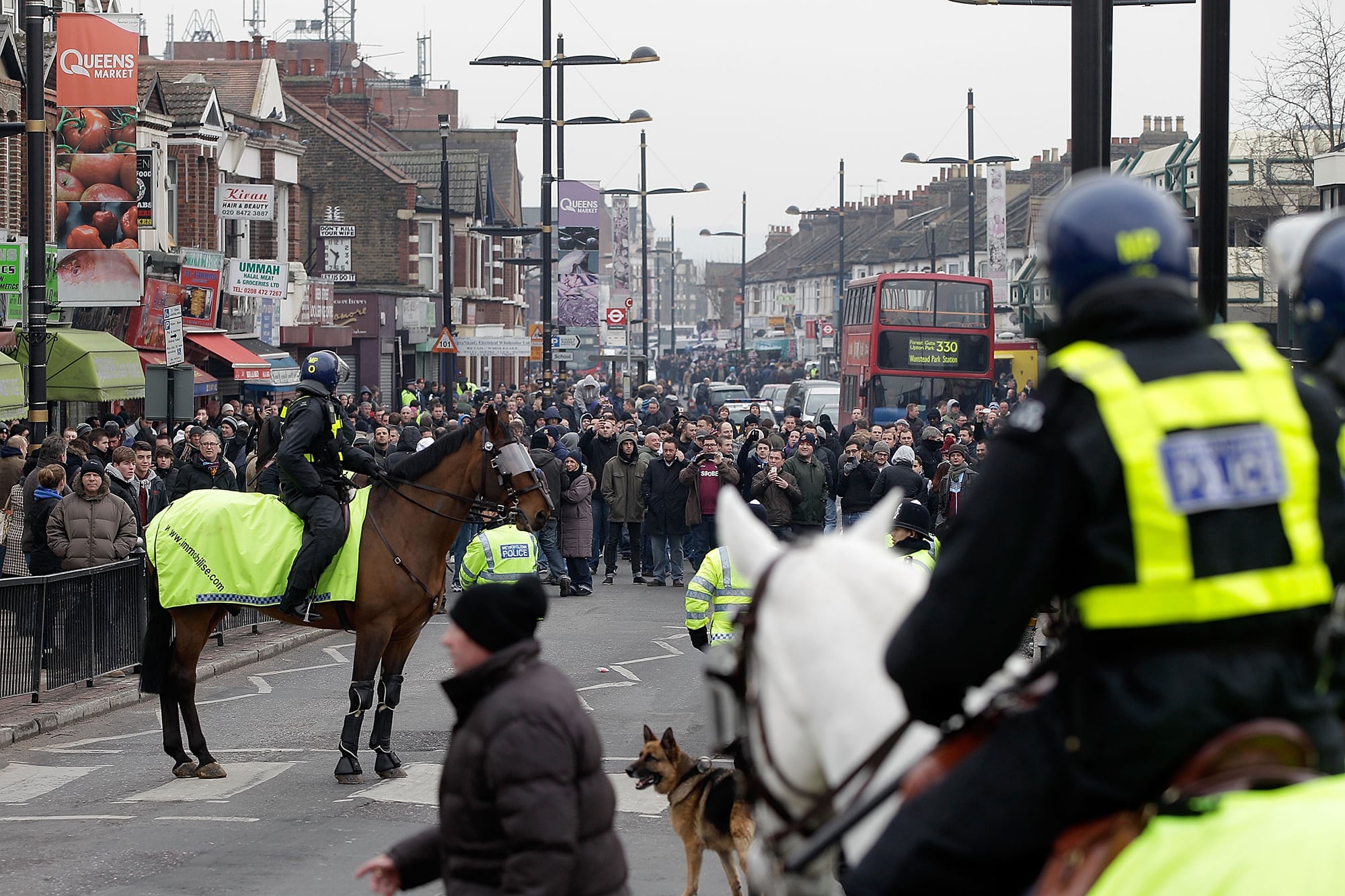 Hinchas de West Ham son escoltados por la policía hacia el estadio antes del partido ante Millwall por el Championship: fue el último antecedente entre ambos el 4 de febrero de 2012