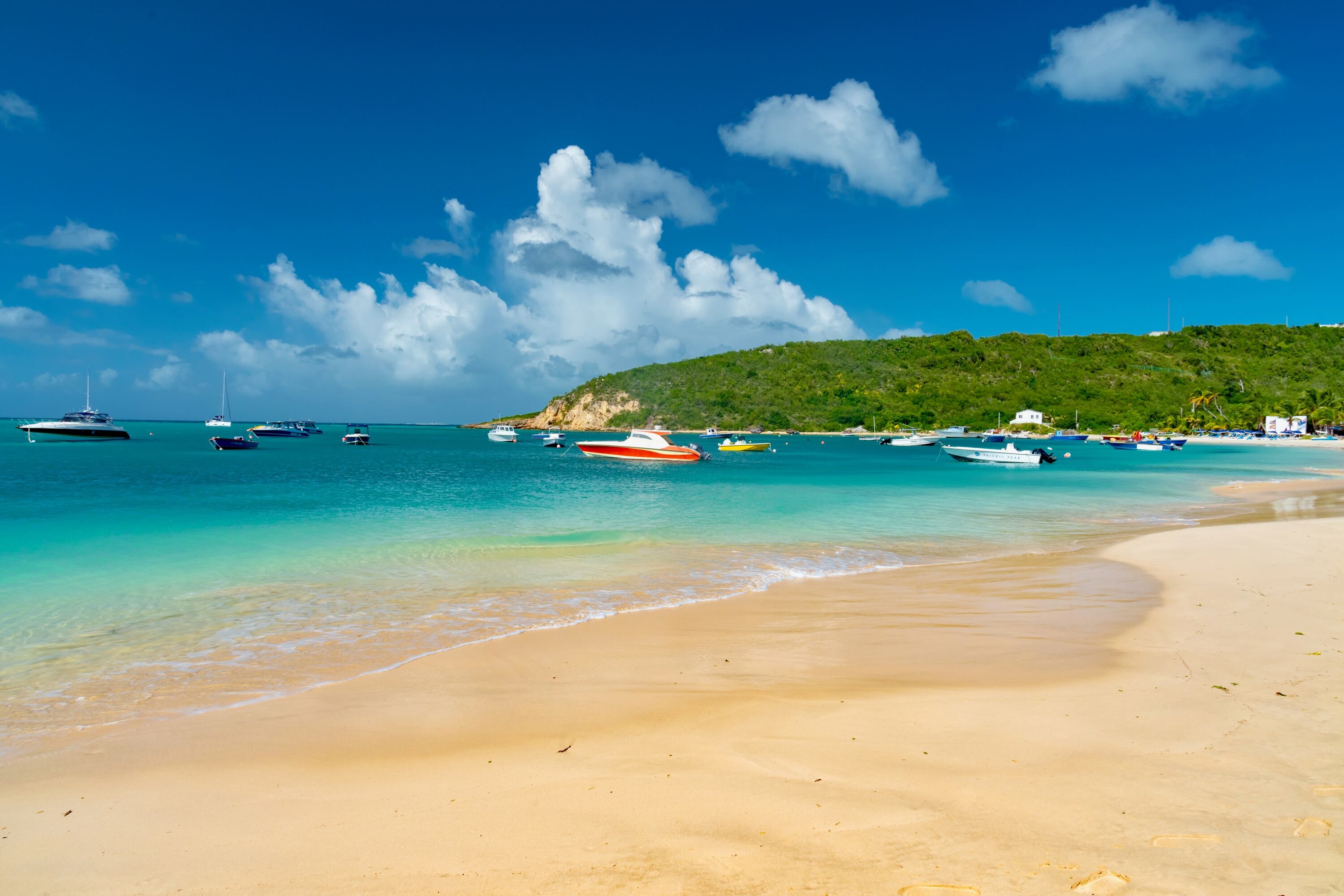 En Anguila, cada playa posee aguas turquesas que permiten practicar deportes náuticos