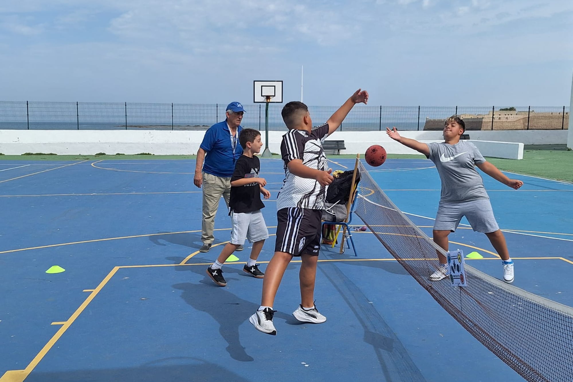 Si en una misma acción participan tres jugadores diferentes golpeando la pelota con distintas partes del cuerpo, el equipo gana tres puntos