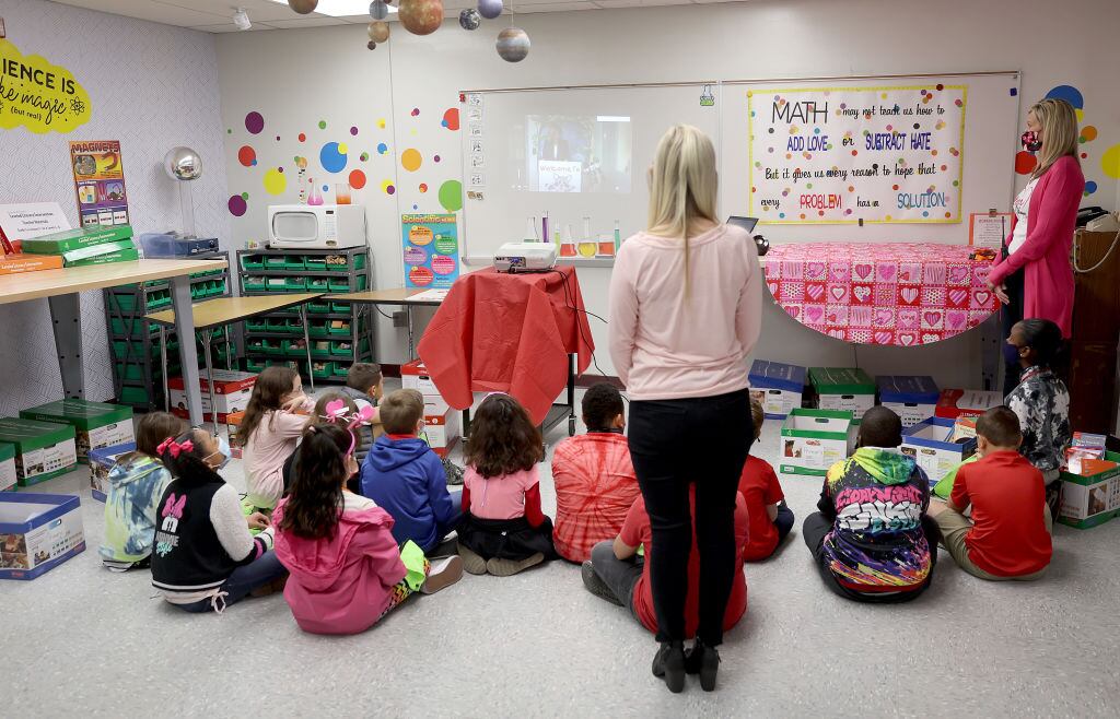 El condado de Broward decide sobre el posible cierre de siete escuelas