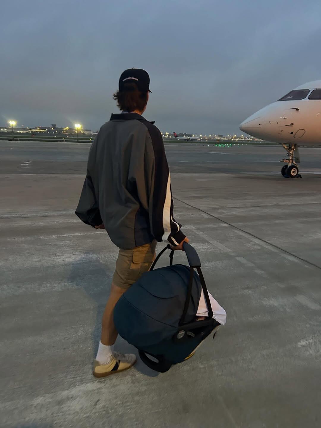 La actriz publicó una foto de su esposo sosteniendo el portabebés en la pista de un aeropuerto, acompañada por emoticonos de biberón y estrella (Instagram/@milliebobbybrown)