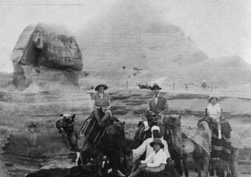 La familia Andurain frente a la Esfinge de Gaza (Foto en Cautiva en Arabia, de Morató)