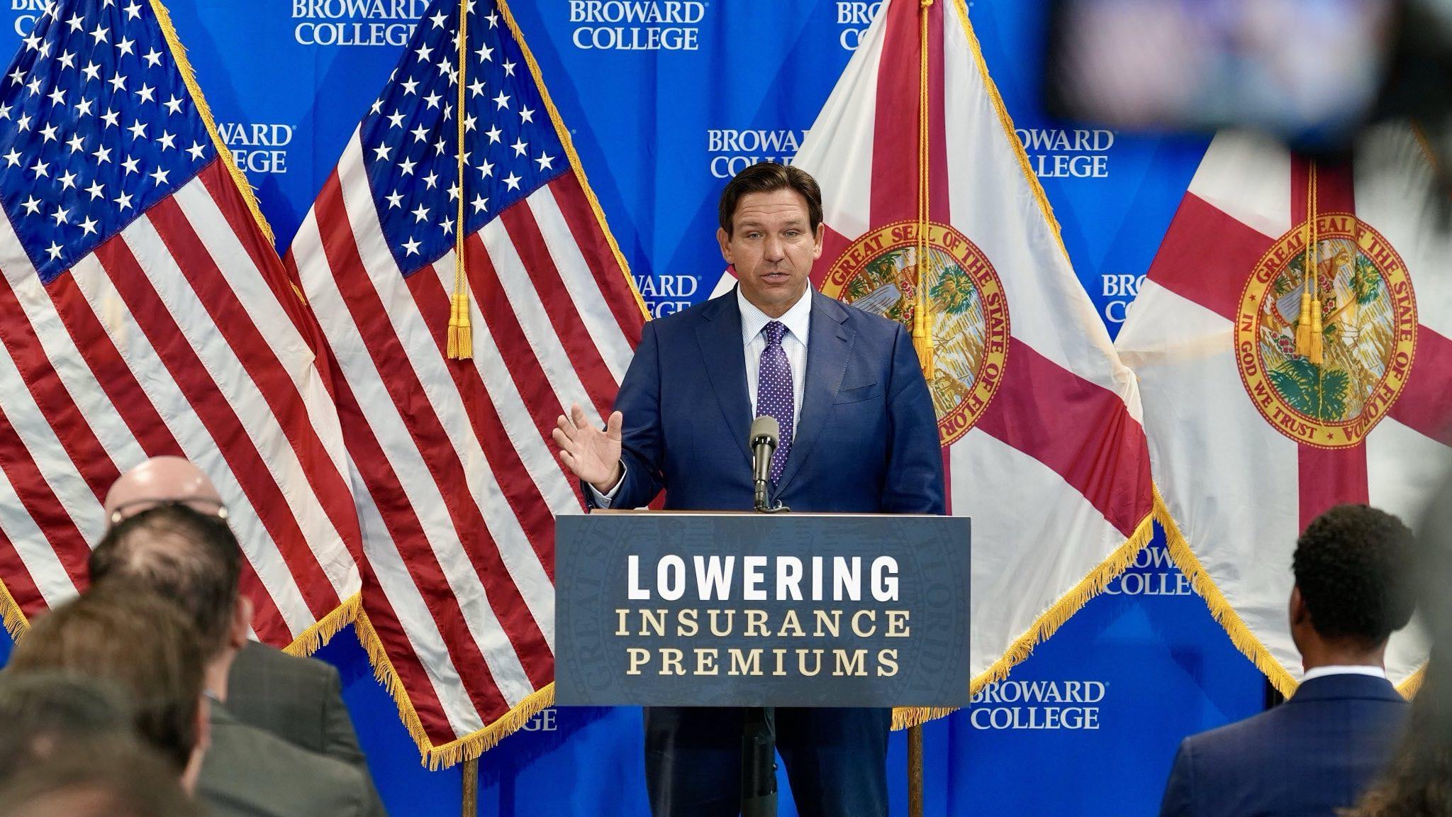 El gobernador de Florida, Ron DeSantis, apoyó la postura del presidente Donald Trump sobre los gastos de los centros de datos de IA