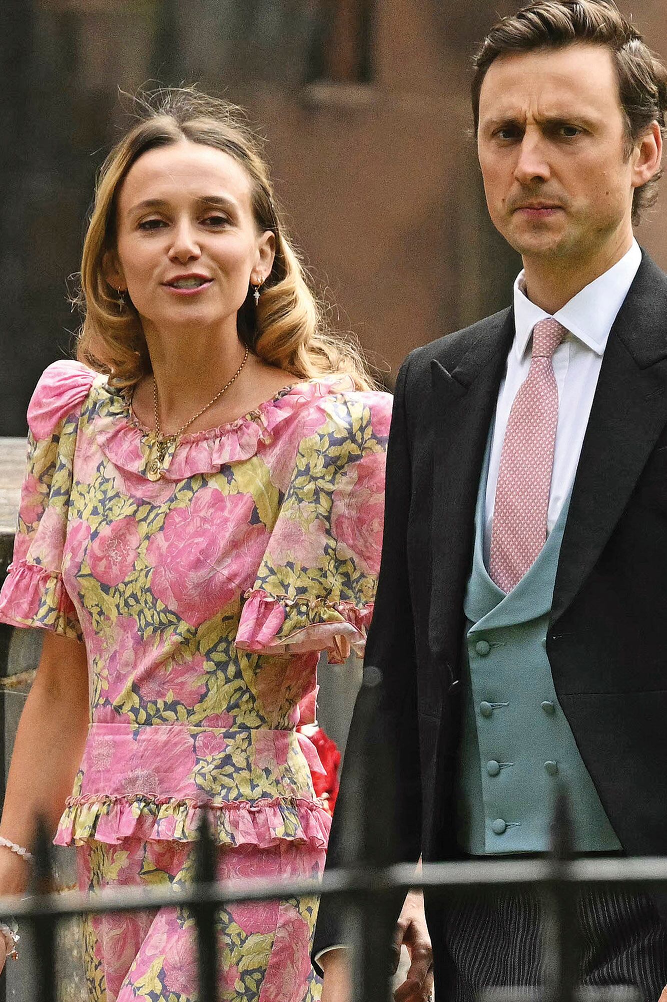 Charlie van Straubenzee, amigo de la infancia del príncipe Harry –quien no estuvo presente–, junto a su esposa Daisy (llevó un su vestido rosa de estampado floral y volados). 