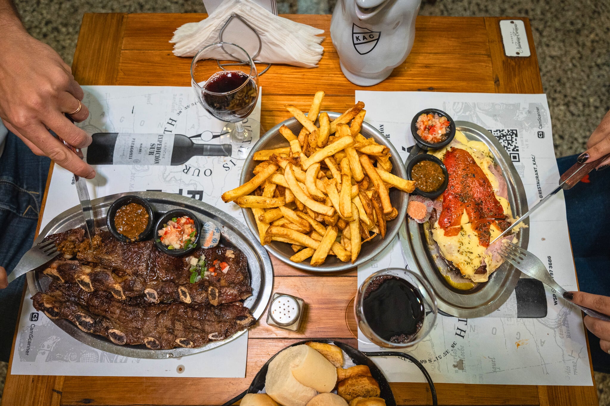 Los padres que llevan a sus hijos al club aprovechan para comer en el restaurante mientras los chicos juegan