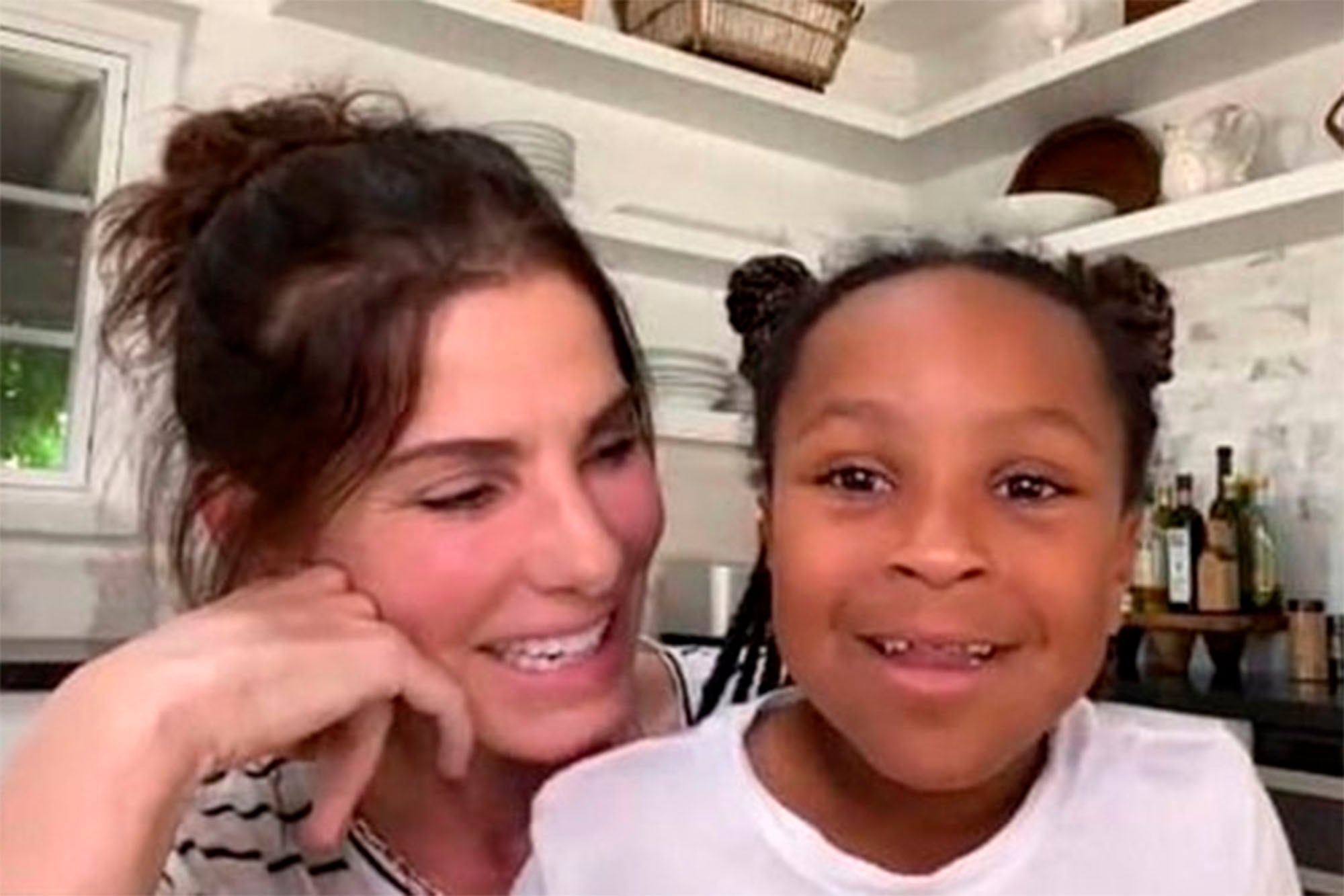 En medio de la cuarentena por la pandemia de Covid-19, Sandra Bullock y su hija Laila participaron del homenaje a una enfermera en un especial solidario