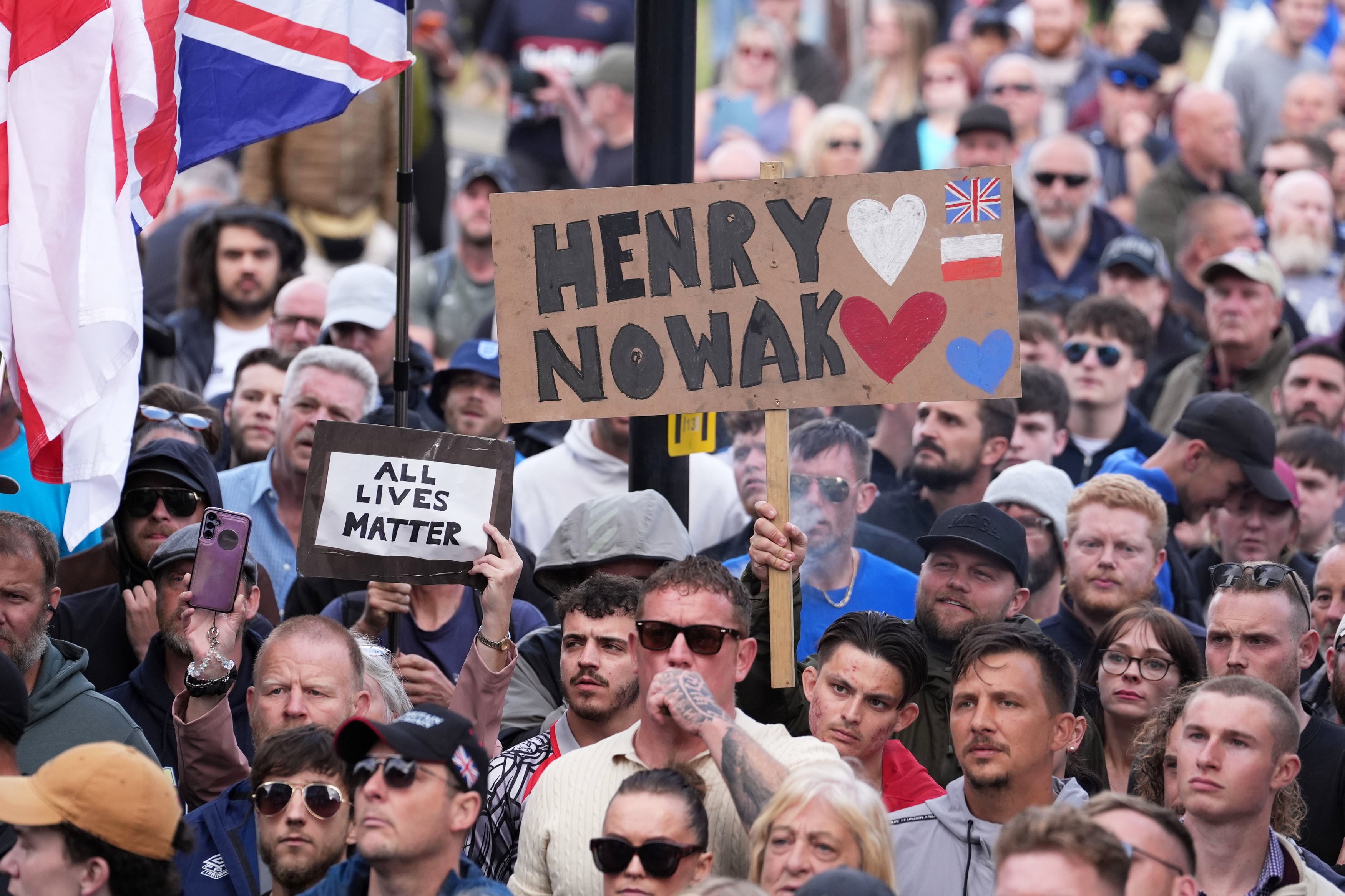 Keir Starmer acusó a Elon Musk de intentar “sembrar la división” tras el asesinato de un estudiante Varias personas se congregan para protestar frente a la comisaría de policía de Southampton, Inglaterra tras la muerte por apuñalamiento de Henry Nowak