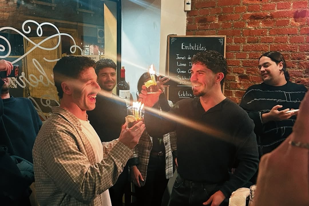 Pablo Alborán en el festejo por el cumpleaños de su novio (Foto: @juansesmaa)