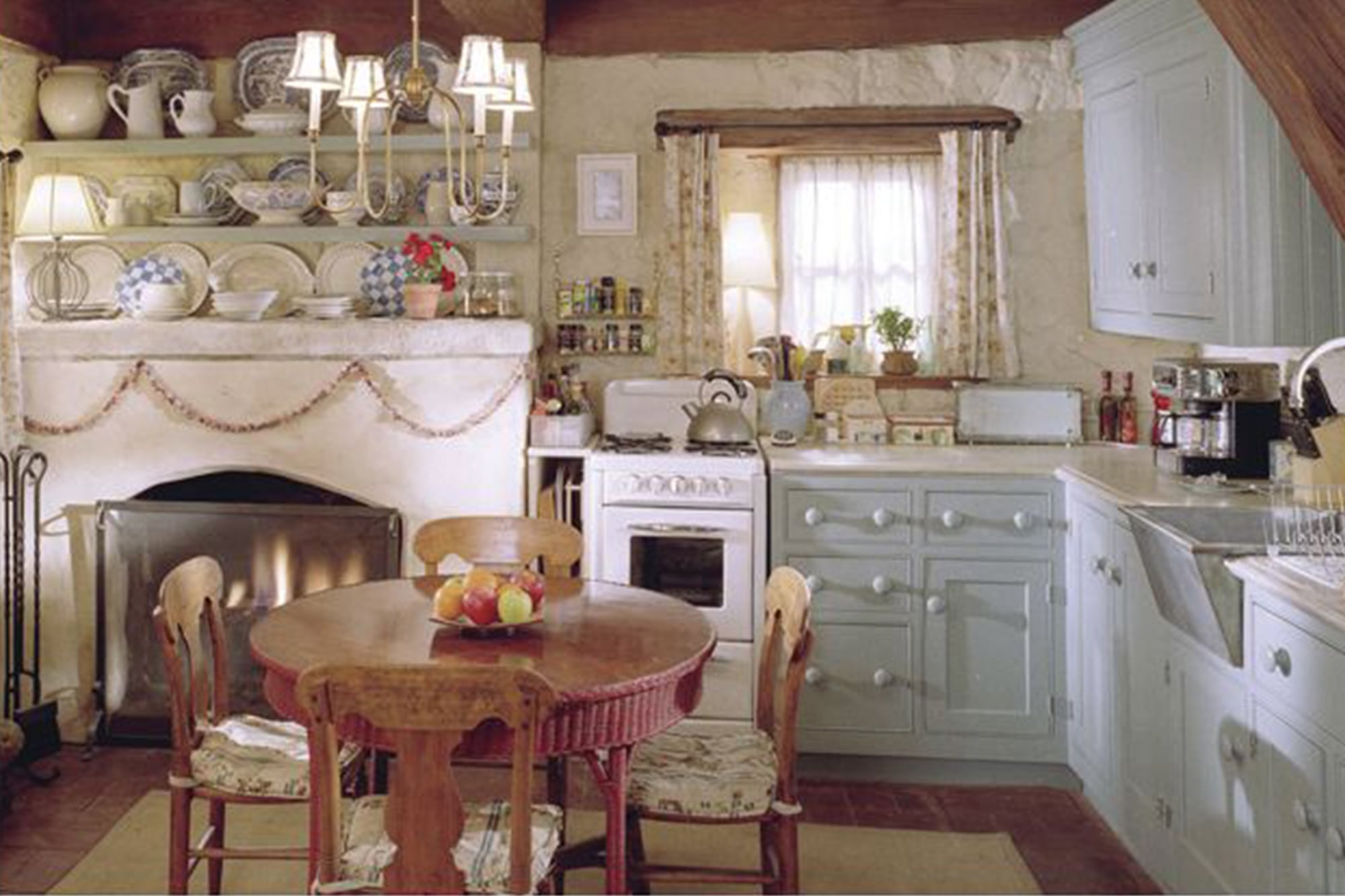 El estilo rústico dice presente en la cocina de Iris Simpkins (Kate Winslet) en El descanso