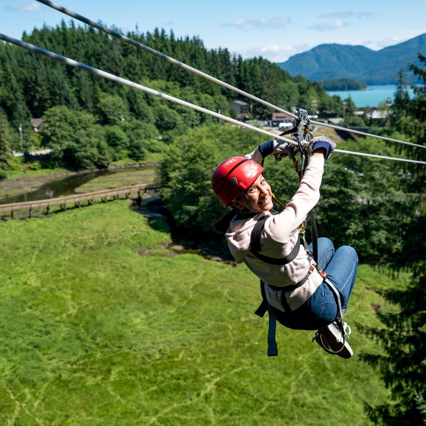 El programa Choose Ketchikan, una vez que una persona se convierte en residente de Alaska, el estado le otorga un pago anual que puede ser hasta US$2000