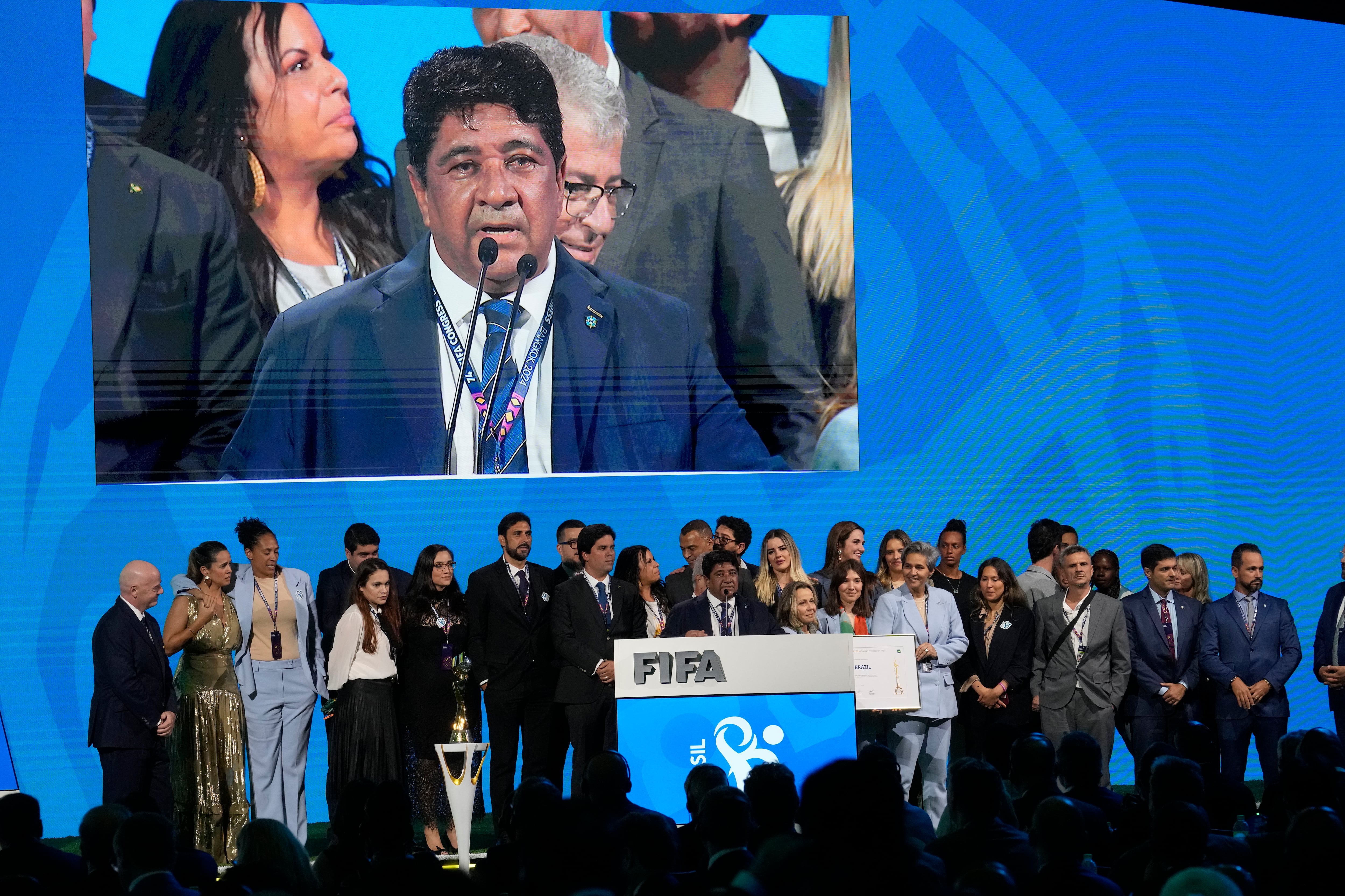 Ednaldo Rodrigues, presidente de la Confederación Brasileña de Fútbol, expone en otro congreso de FIFA; el dirigente anunció la onerosa contratación a Carlo Ancelotti justo cuando emergió una revelación sobre gastos desmedidos de la entidad.