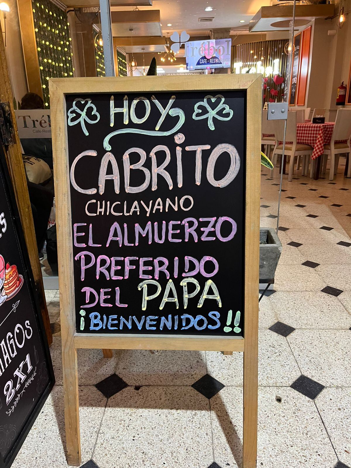 Un oportuno cartel en un restaurante de Chiclayo