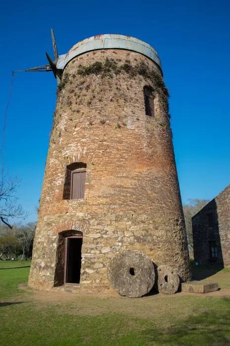 El molino se construyó con estilo holandés, pero nunca funcionó por la falta de vientos fuertes