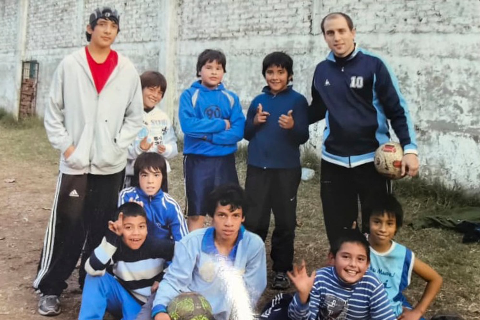 Adrián (a la derecha, junto a un coordinador) en el espacio de juegos de la Fundación Franciscana