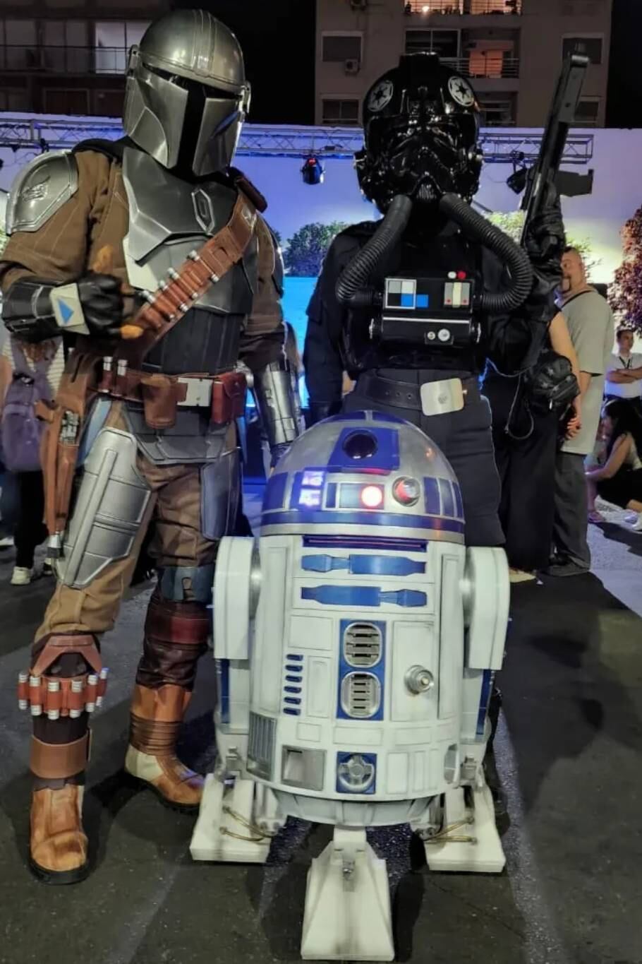 Mandalorian, piloto del Escuadrón Imperial y el entrañable R2D2, conocido en nuestras pampas como