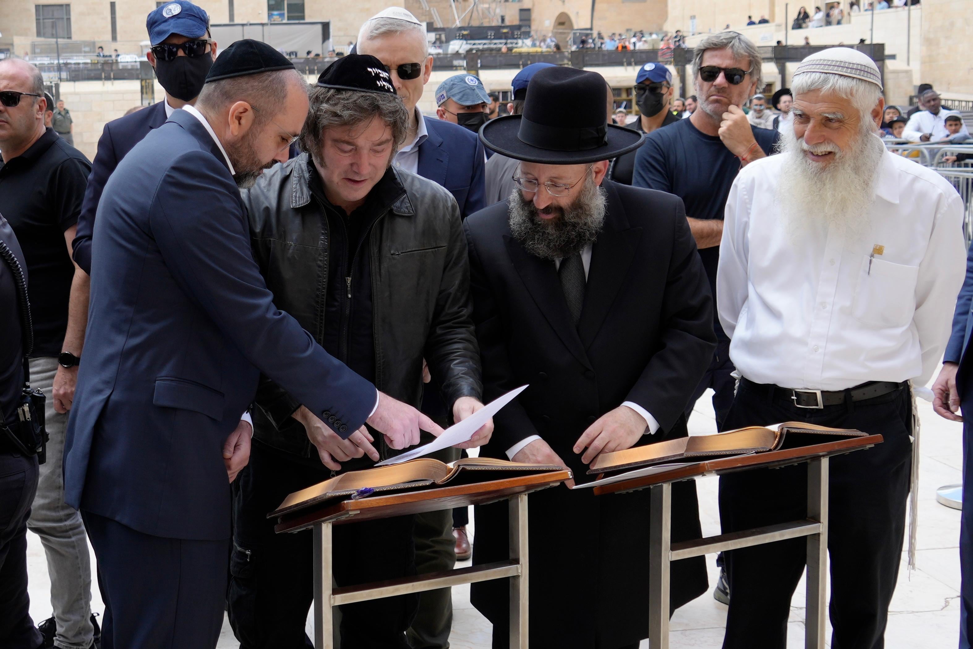 Javier Milei acompañado por un rabino y el embajador argentino, Axel Wahnish