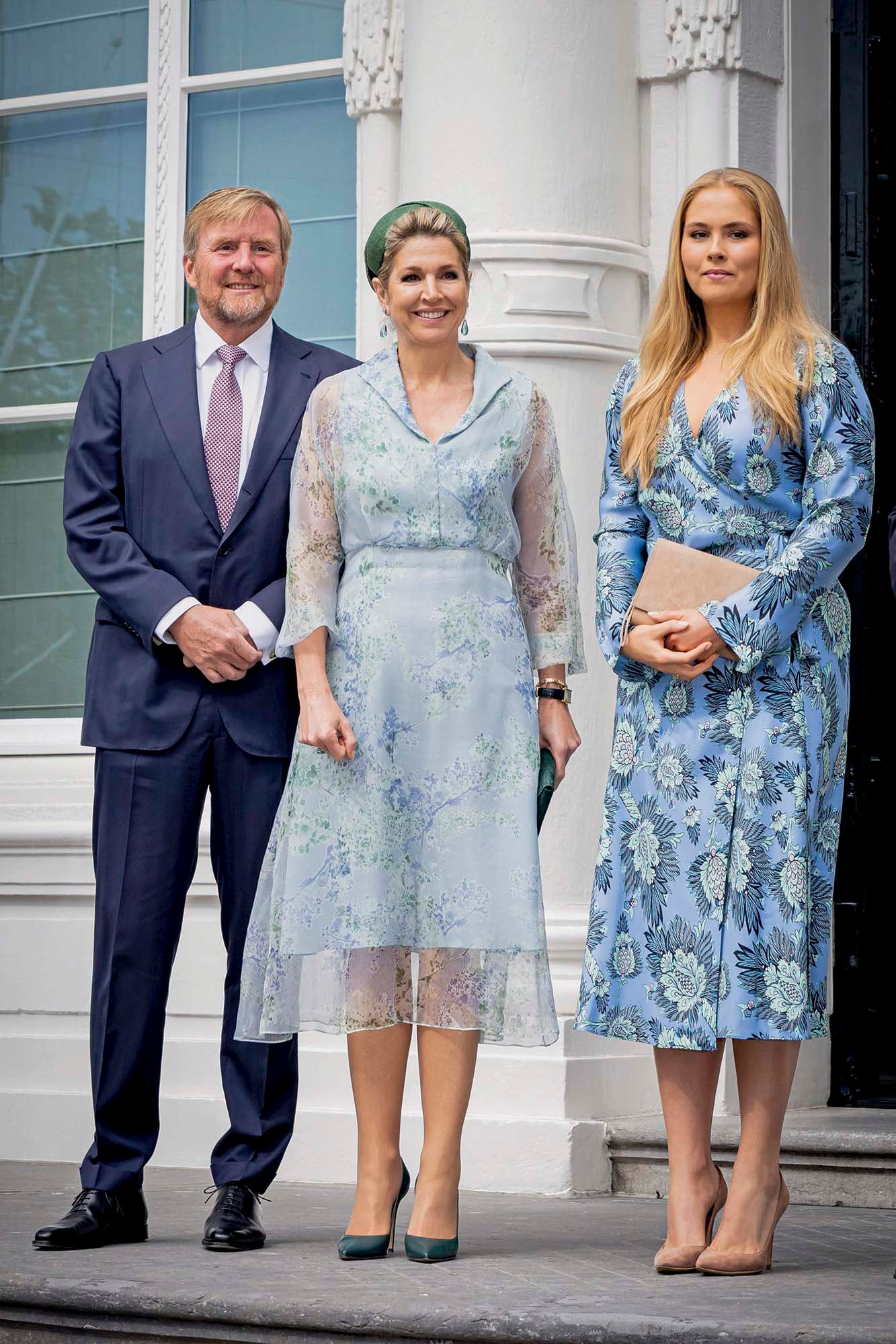 El rey Guillermo Alejandro, Máxima y Amalia posan para la
prensa. Madre e hija coincidieron con trajes de estampas florales en tono azul