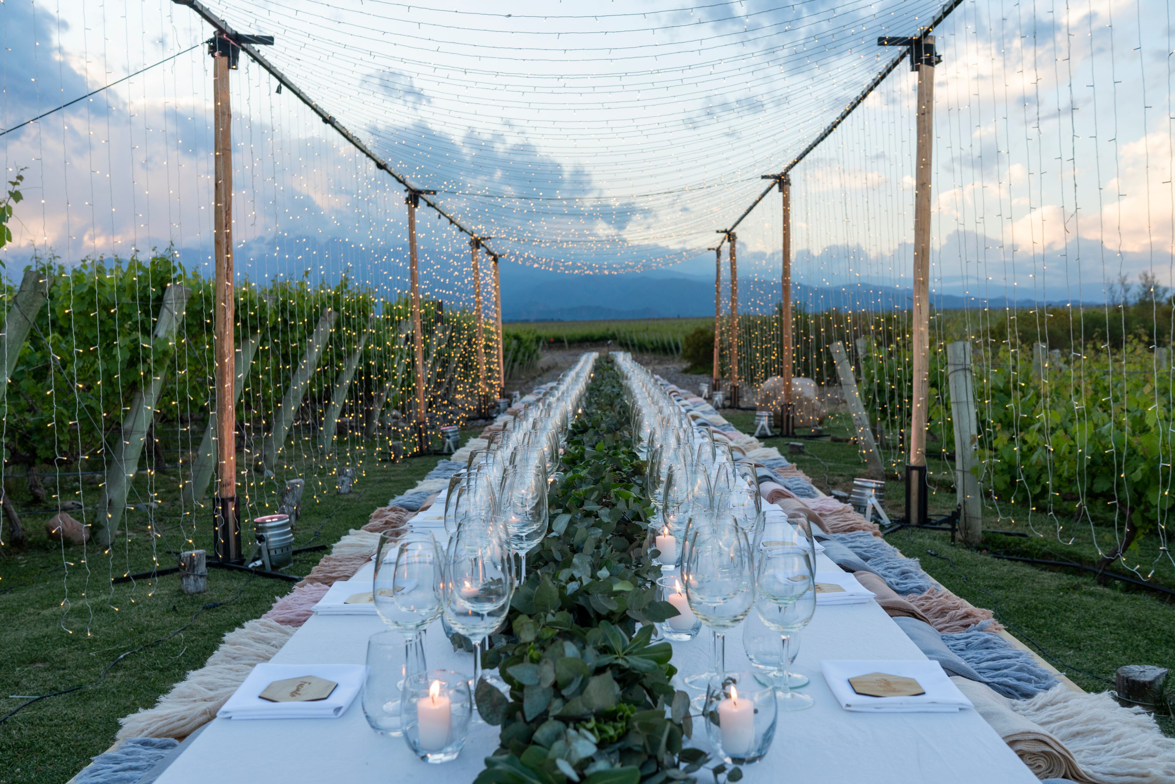 Para el centro de mesa, se sugiere incorporar elementos naturales como hojas de olivo, ramas secas, eucalipto o flores en tonos crema