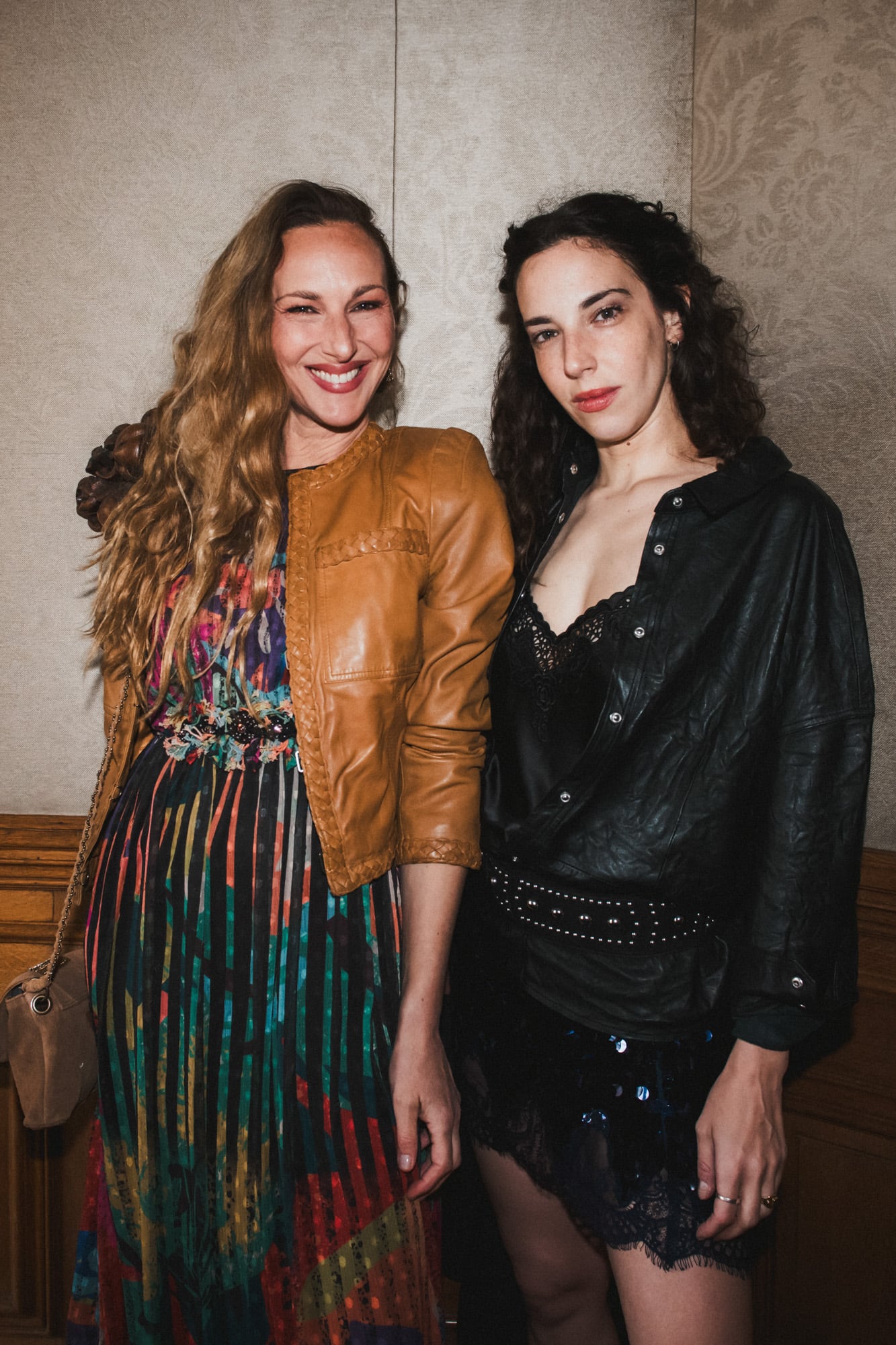 Catarina y Vera Spinetta compartieron una noche de moda y encuentro, luciendo looks de impronta bohemia y rockera que reflejaron sus estilos únicos y complementarios