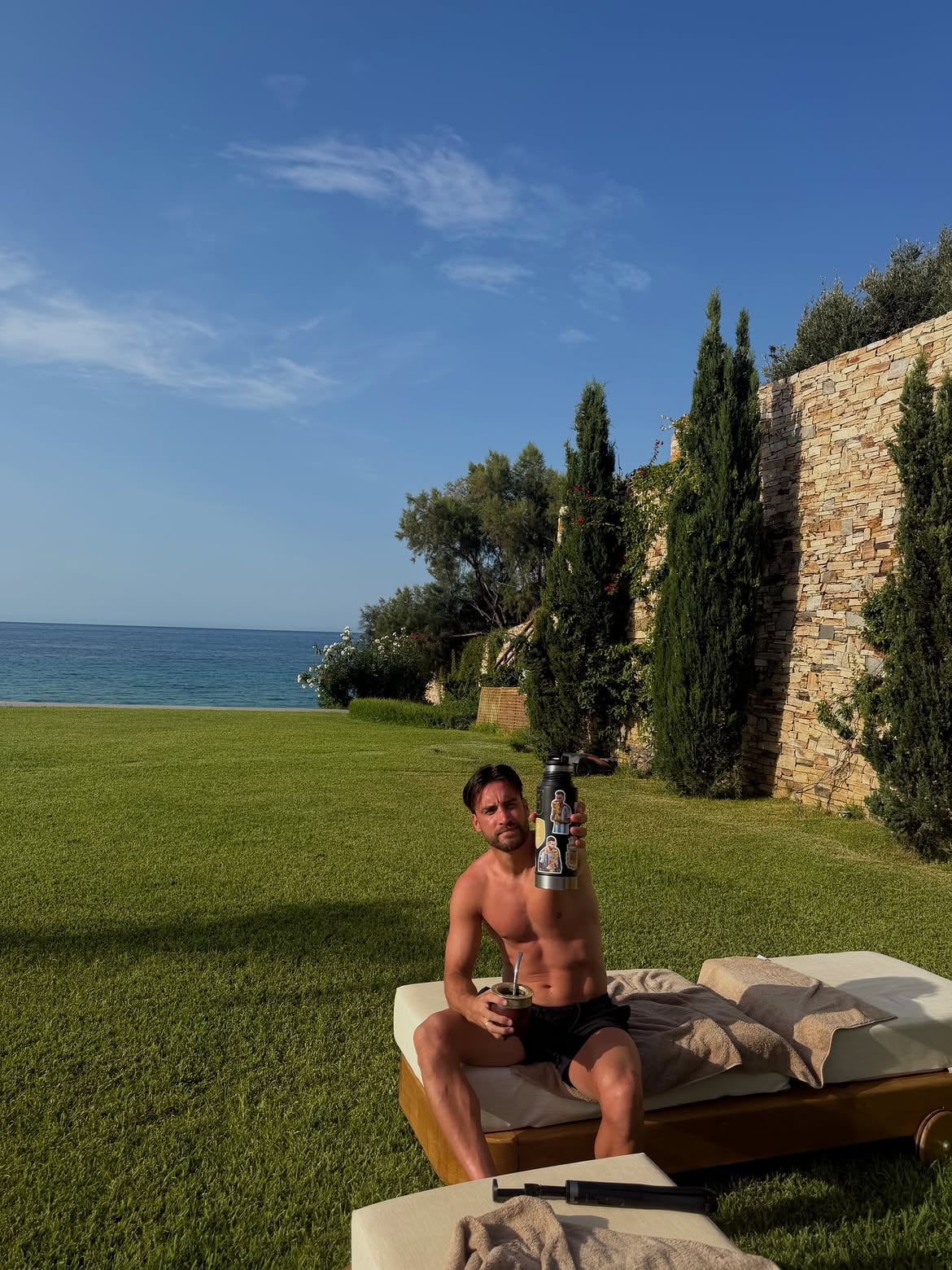 Nico Tagliafico y Caro Calvagni: las paradisíacas vacaciones tras el Mundial 9 Una de las fotos que compartió Tagliafico tenía un guiño para el capitán Messi